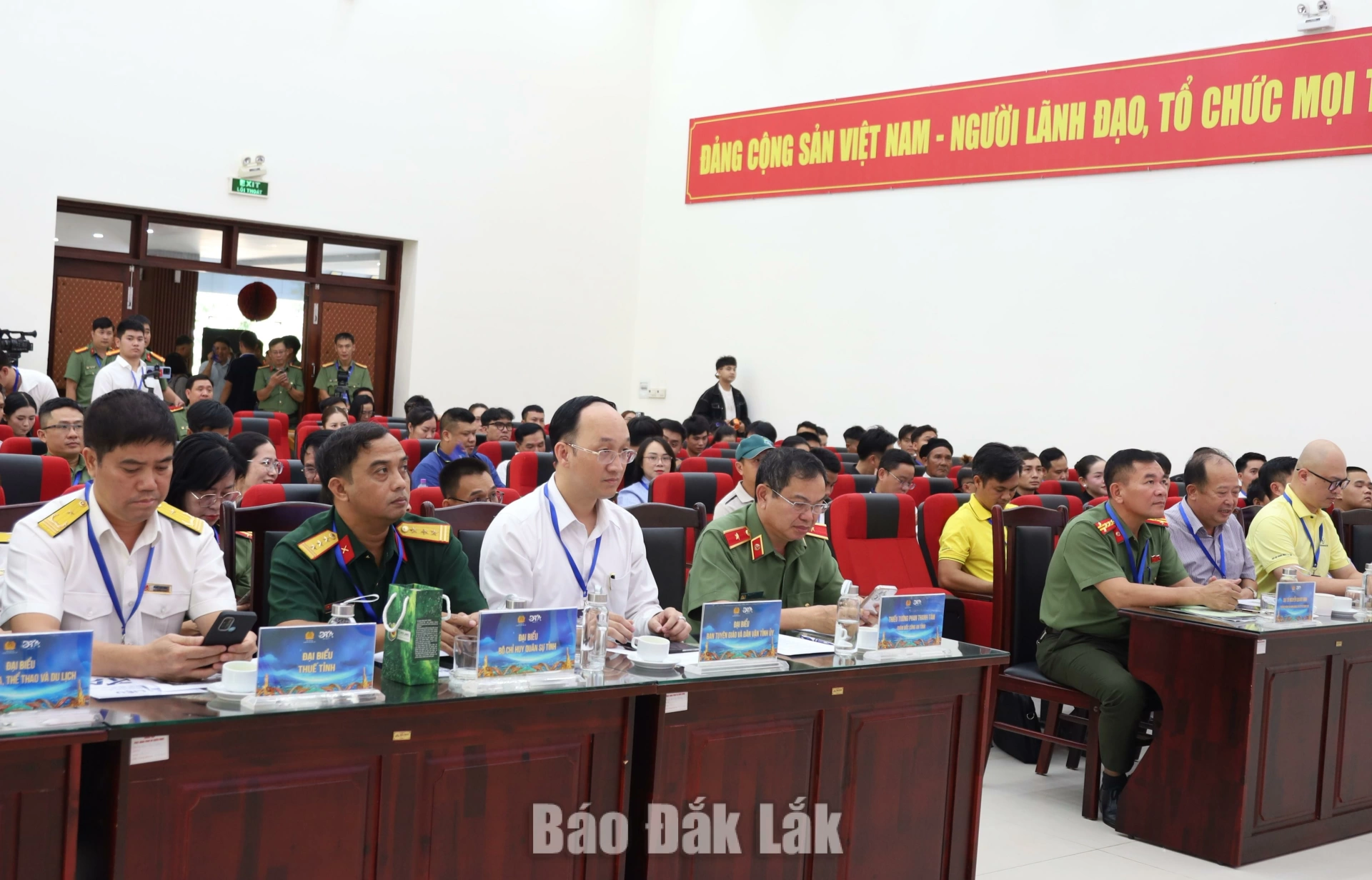 Công an tỉnh Đắk Lắk gặp mặt người có ảnh hưởng trên không gian mạng 1 Các đại biểu tham dự hội nghị.