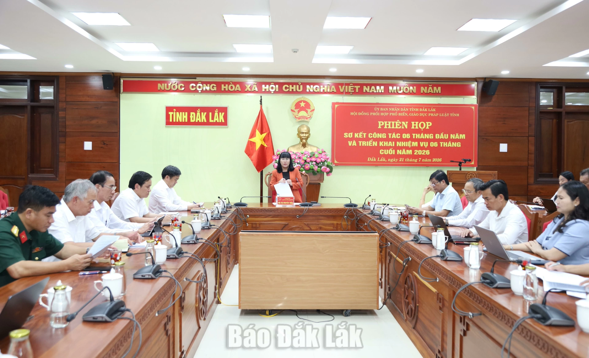 Nâng cao hiệu quả phổ biến, giáo dục pháp luật, hướng mạnh về cơ sở 2 Các đại biểu tham dự phiên họp.