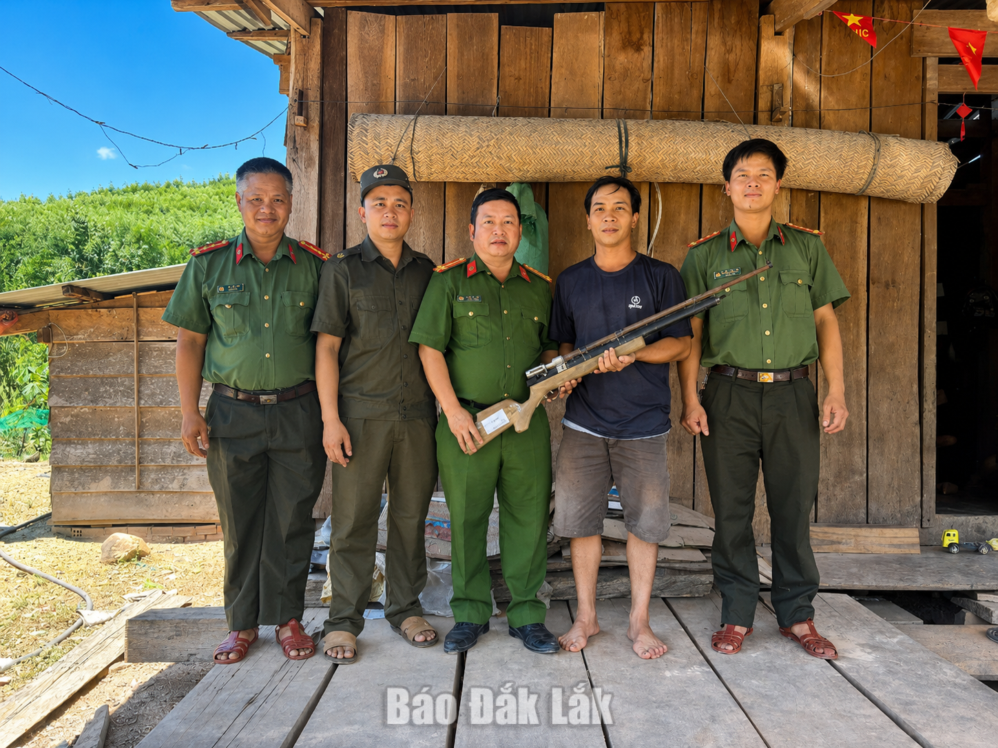 Người dân tự nguyện giao nộp vũ khí sau khi được Công an xã tuyên truyền, vận động.
