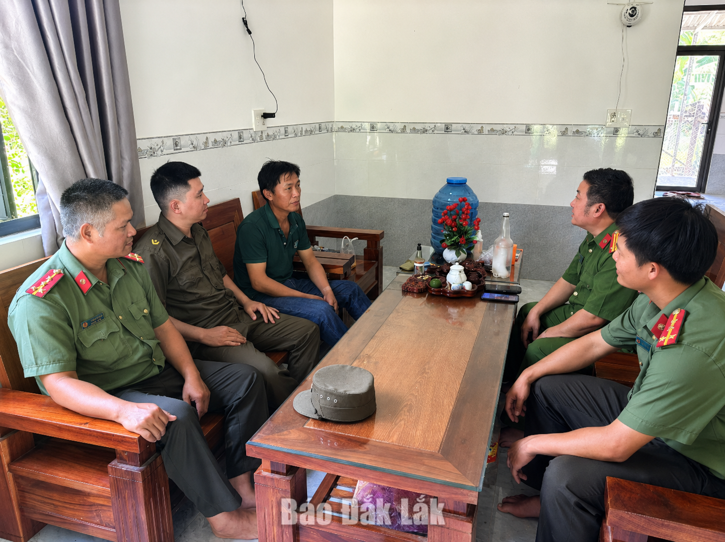 Lực lượng Công an xã Krông Á tuyên truyền, vận động người dân giao nộp vũ khí tự chế.