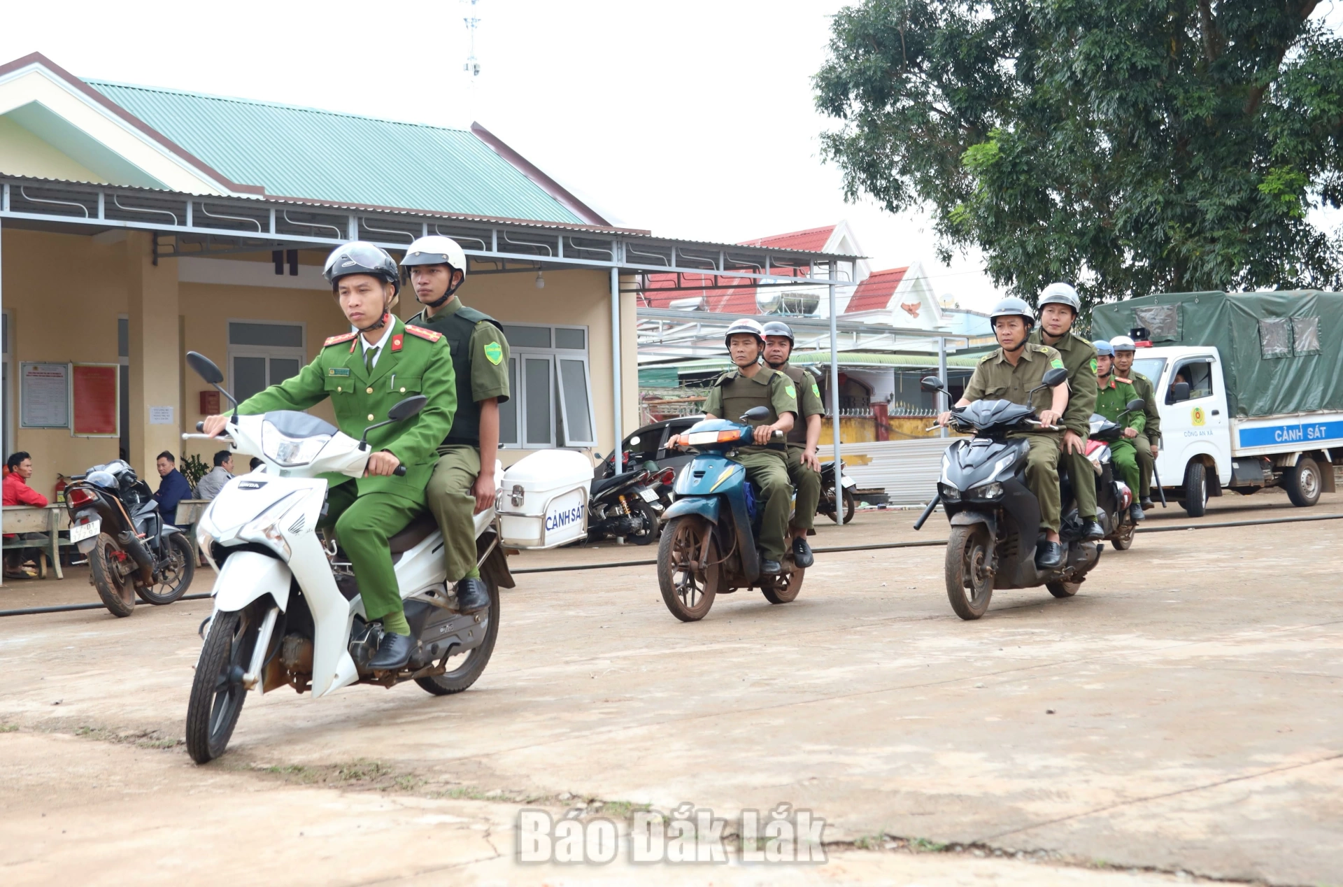 Công an xã Ea Hiao cùng lực lượng tham gia bảo vệ an ninh trật tự cơ sở và dân phòng tổ chức tuần tra địa bàn. Ảnh: minh họa