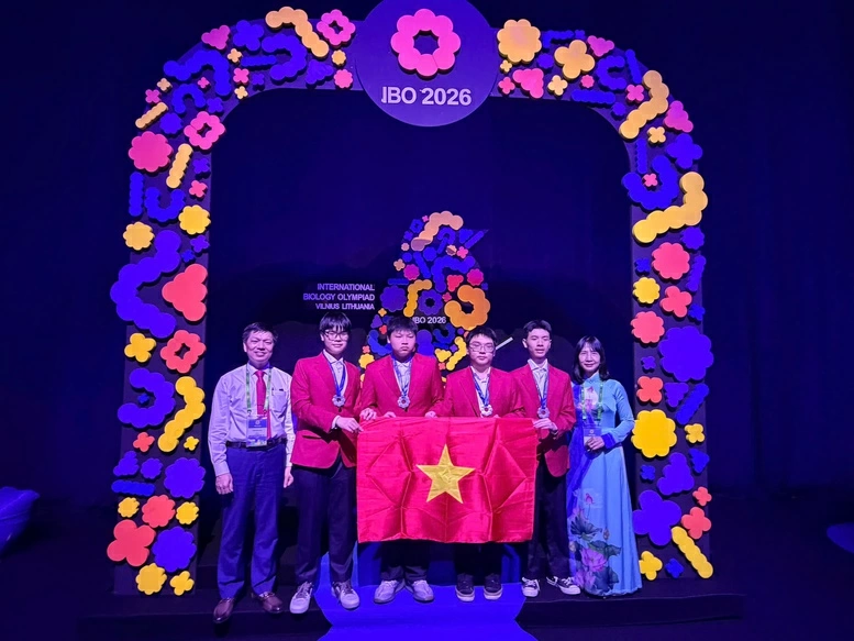 Học sinh Việt Nam giành 4 Huy chương Vàng Hóa học, 4 Huy chương Bạc Sinh học quốc tế 2 Đội tuyển Olympic Sinh học Việt Nam giành 4 huy chương Bạc.
