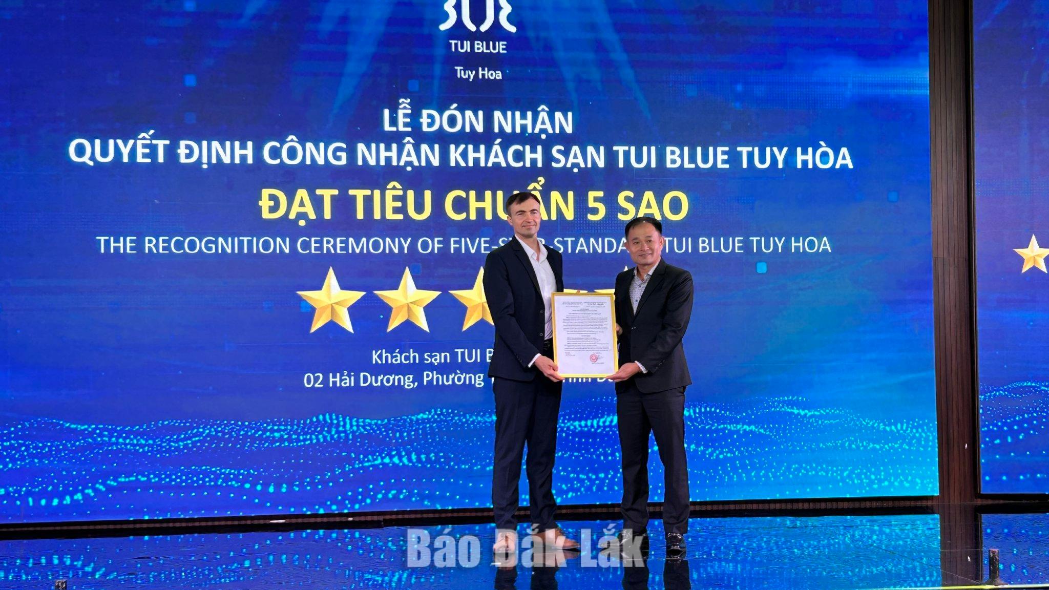 Khách sạn TUI BLUE Tuy Hòa đạt tiêu chuẩn 5 sao 1 Ông Lê Phúc Long, Phó Giám đốc Sở VH-TT&DL ( bìa phải) trao quyết định công nhận đạt tiêu chuẩn 5 sao từ Cục Du lịch Quốc gia Việt Nam cho tại Khách sạn TUI BLUE Tuy Hòa.