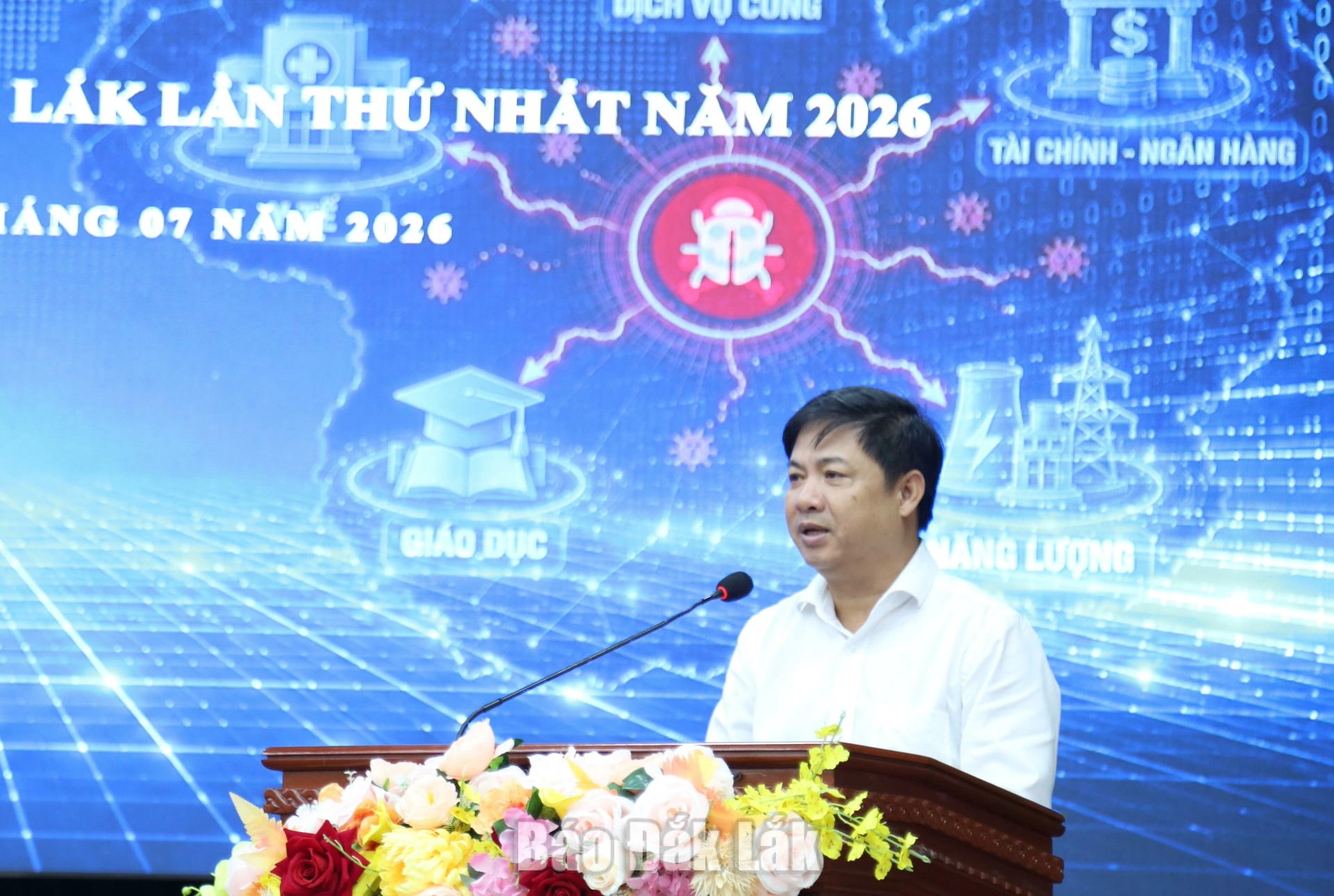 Tăng cường năng lực bảo đảm an ninh mạng gắn với chuyển đổi số 2 đồng chí: Lương Nguyễn Minh Triết, Ủy viên Trung ương Đảng, Bí thư Tỉnh ủy, Trưởng đoàn ĐBQH tỉnh, Trưởng Tiểu ban An ninh mạng tỉnh phát biểu tại chương trịnh.