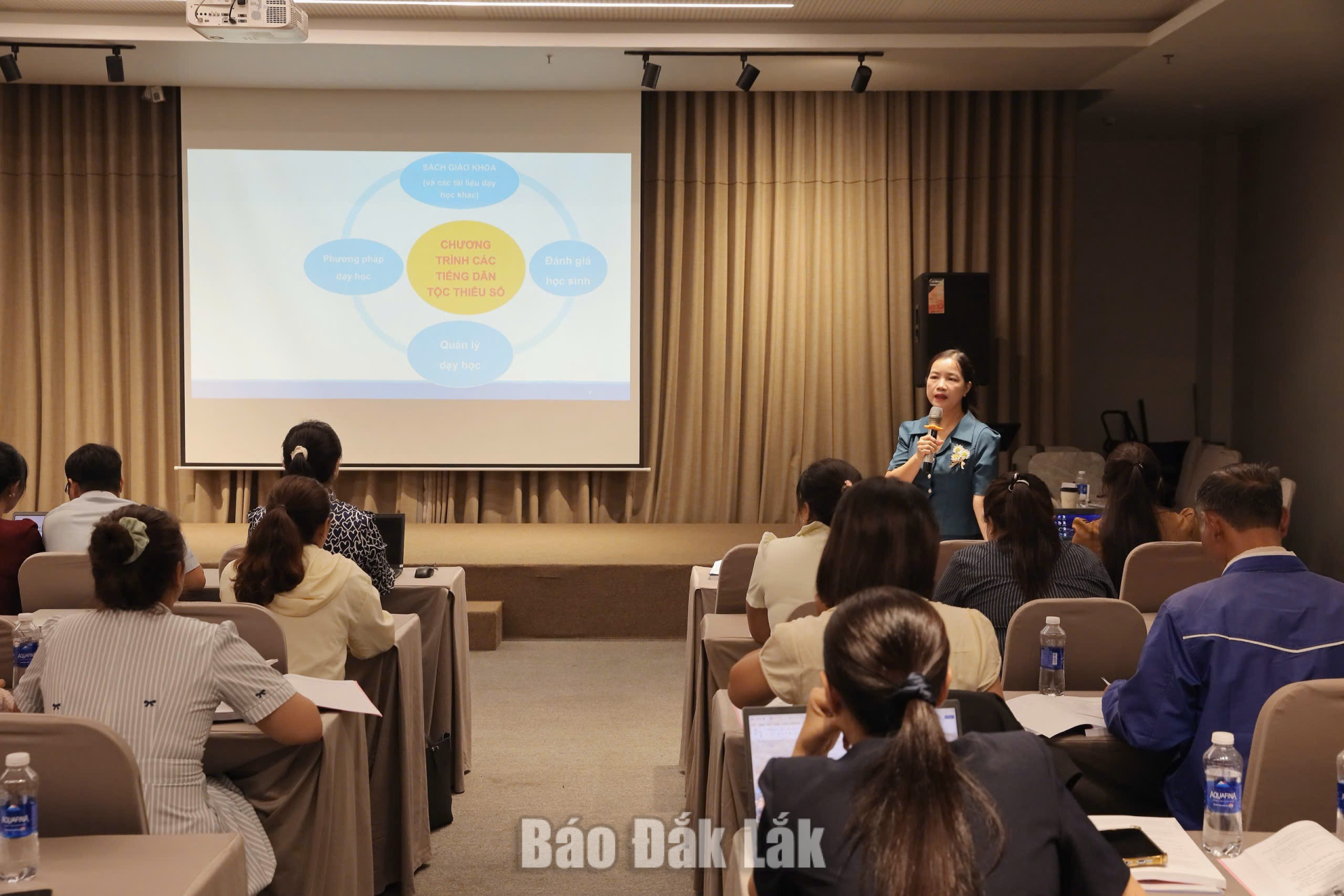 Nâng cao năng lực dạy học Tiếng Mnông, Tiếng Êđê 1 Quang cảnh buổi tập huấn.