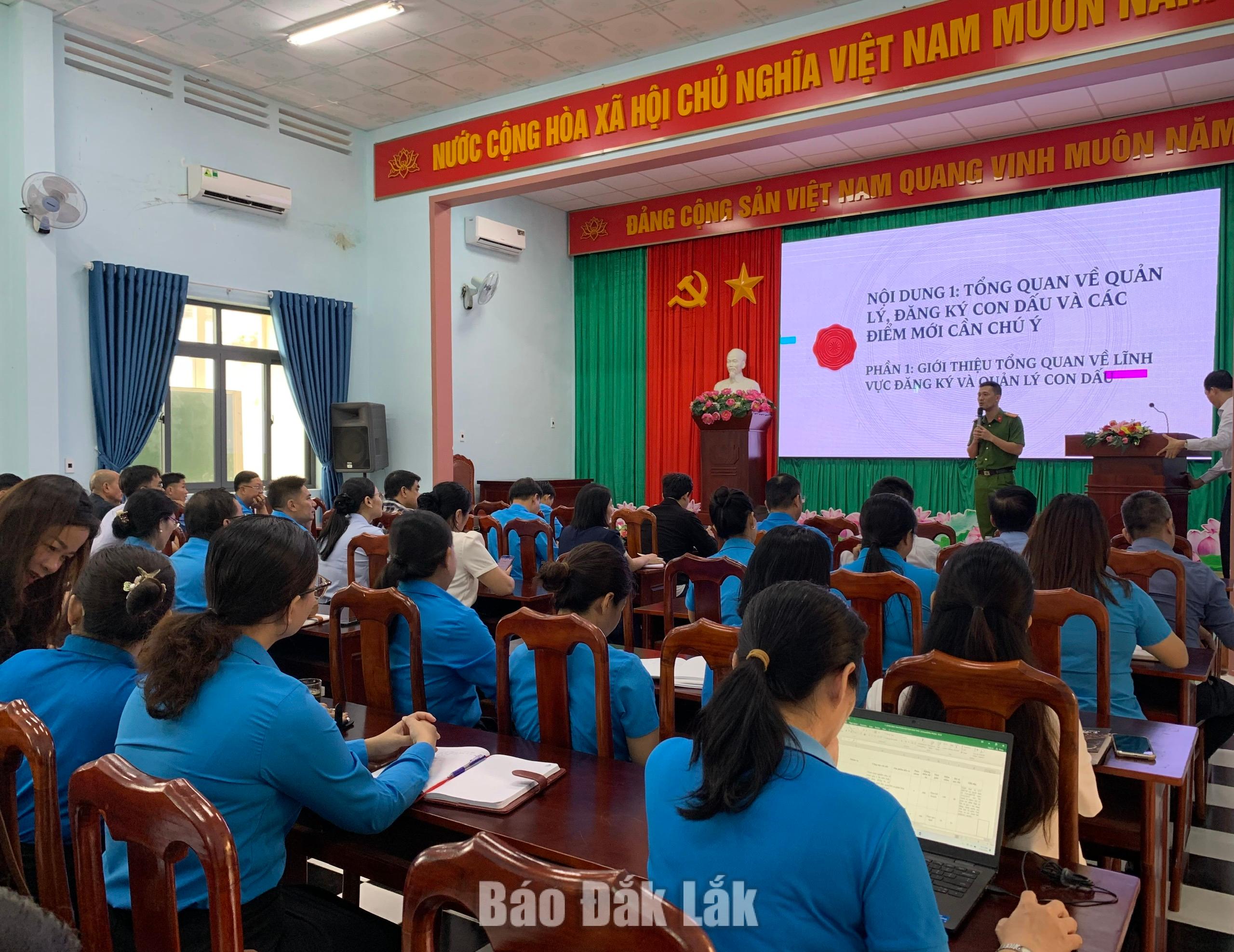Các đoàn viên tham gia lớp tập huấn. 