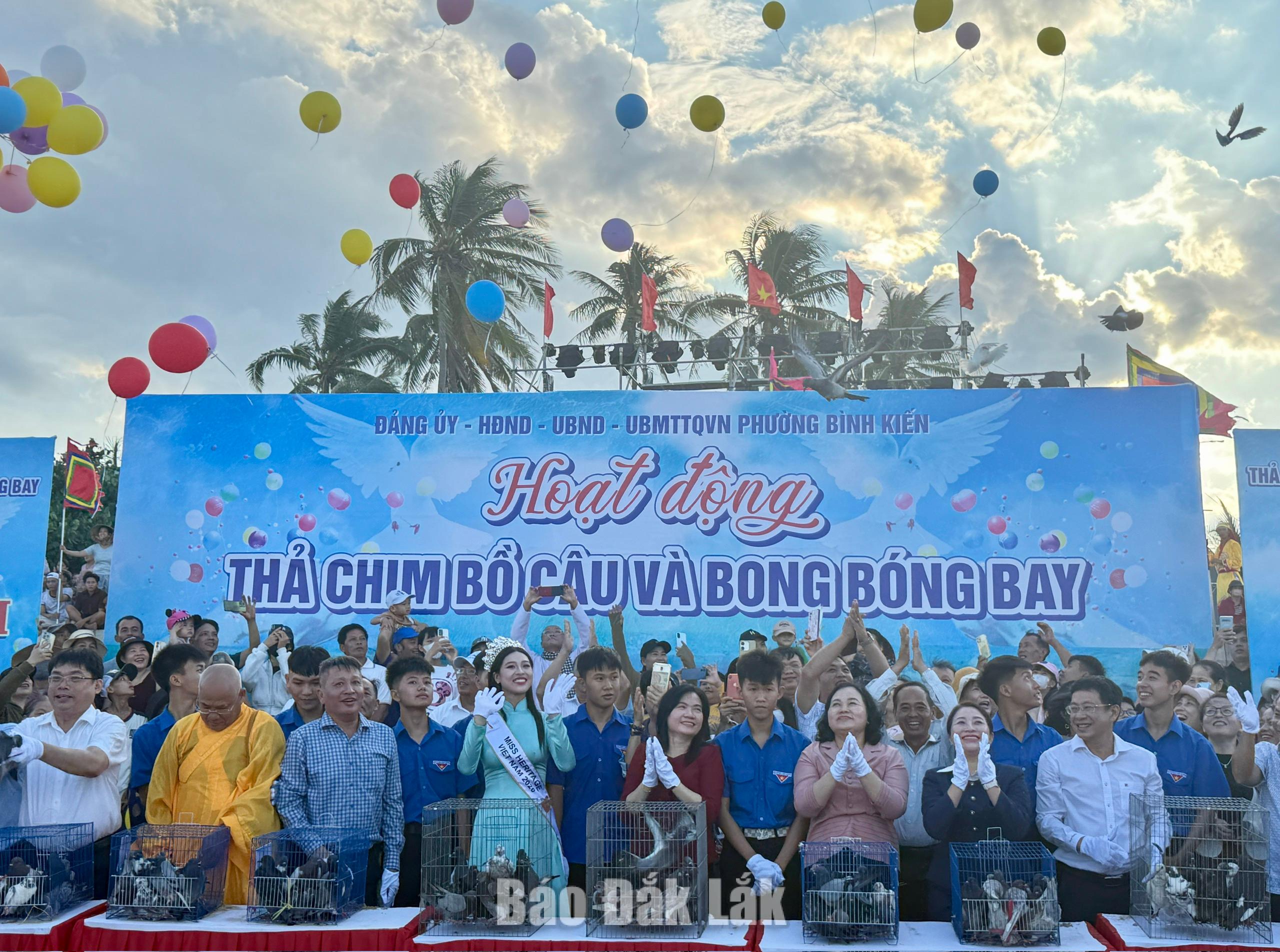 Khai mạc Lễ hội Cầu ngư Lăng Ông Nam Hải - Lăng Long Thủy năm 2026 2 Các đồng chí lãnh đạo và đại biểu tham dự thực hiện nghi thức thả chim bồ câu và bong bóng bay.