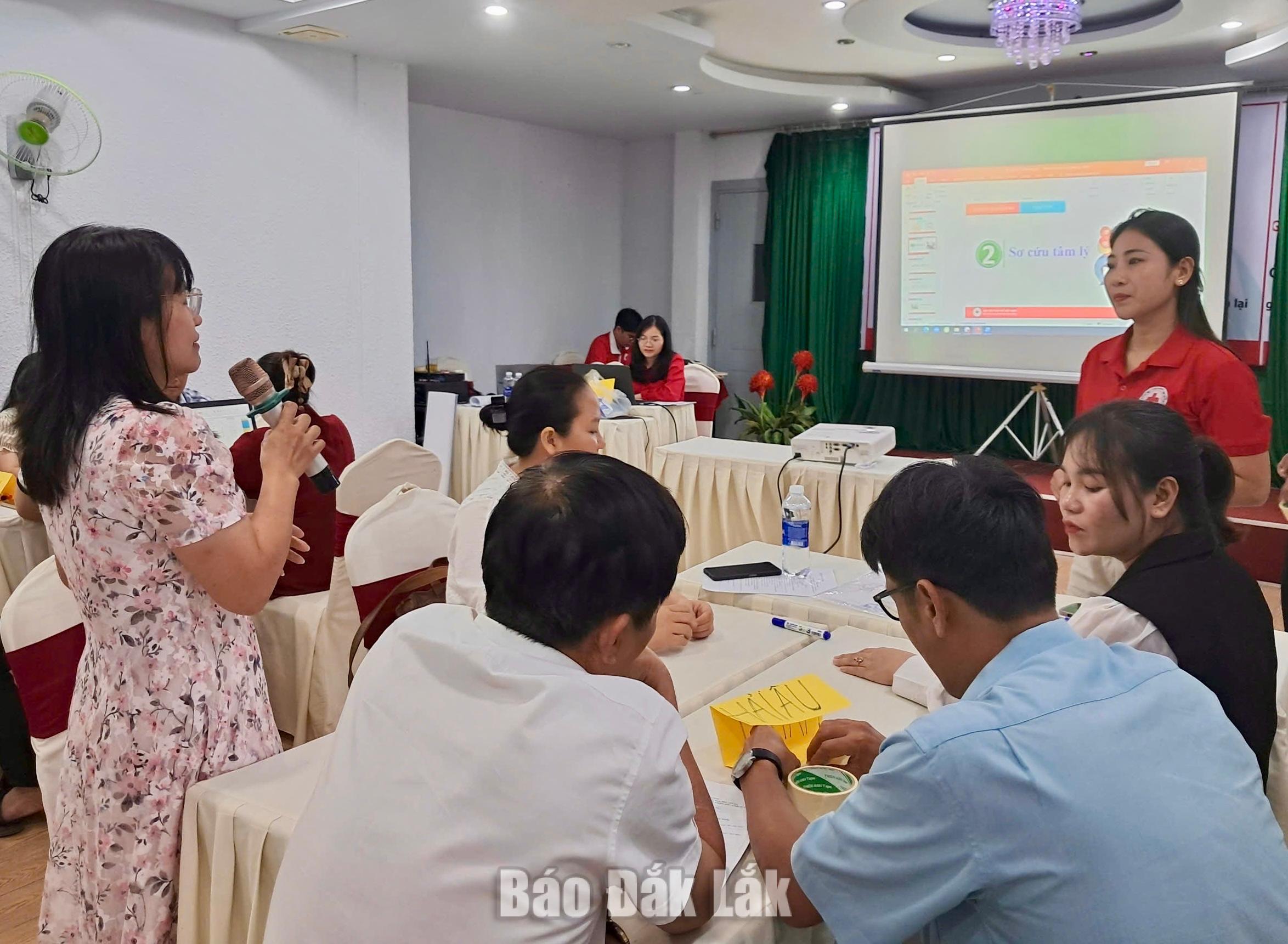 Tập huấn về sơ cứu tâm lý, bảo vệ, giới và hòa nhập 2 Các học viên tham gia thảo luận nhóm.
