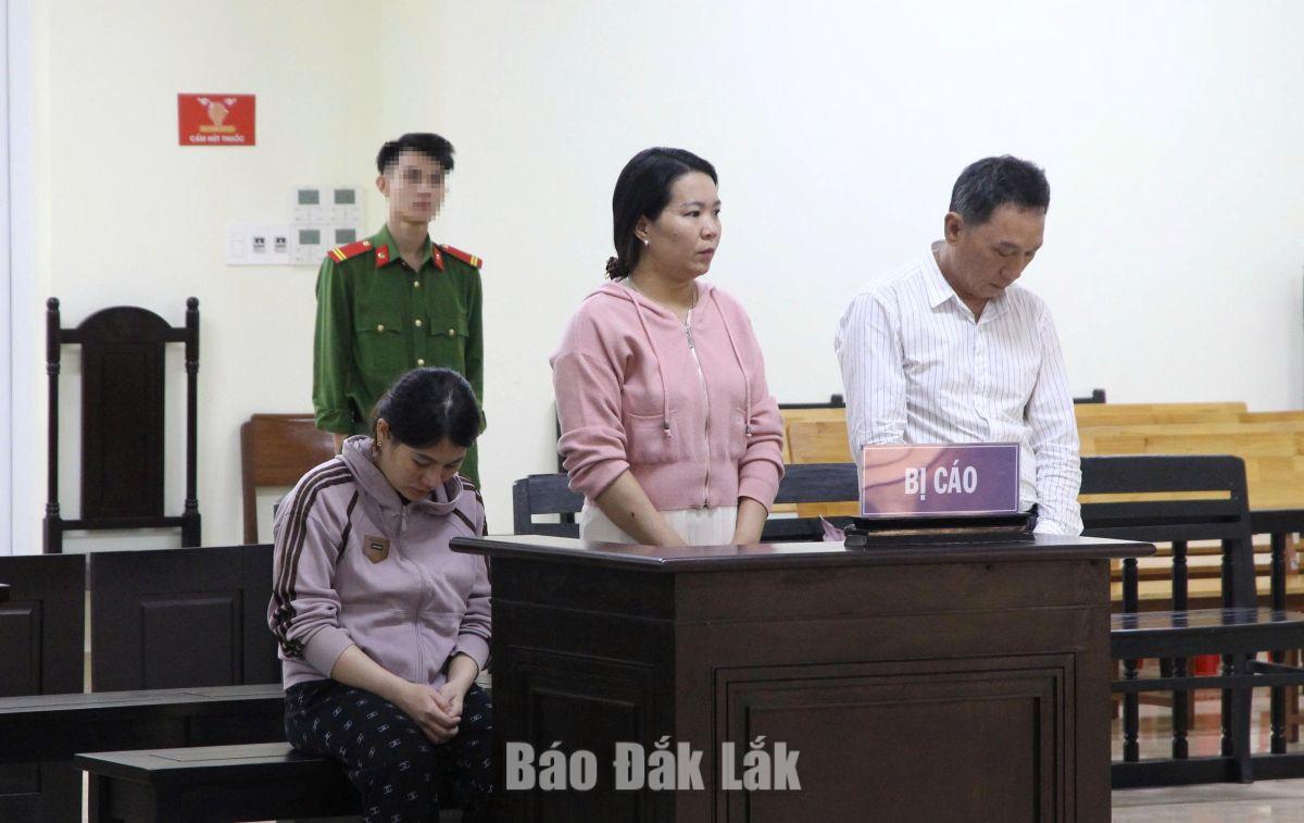 Cho vay lãi nặng, nhận về “trái đắng” 1 Các bị cáo Võ Thị Hằng Lại, Nguyễn Thị Nhiễu Đang, Phạm Văn Vinh (trừ trái qua) tại phiên tòa sơ thẩm. Ảnh: H. Duy