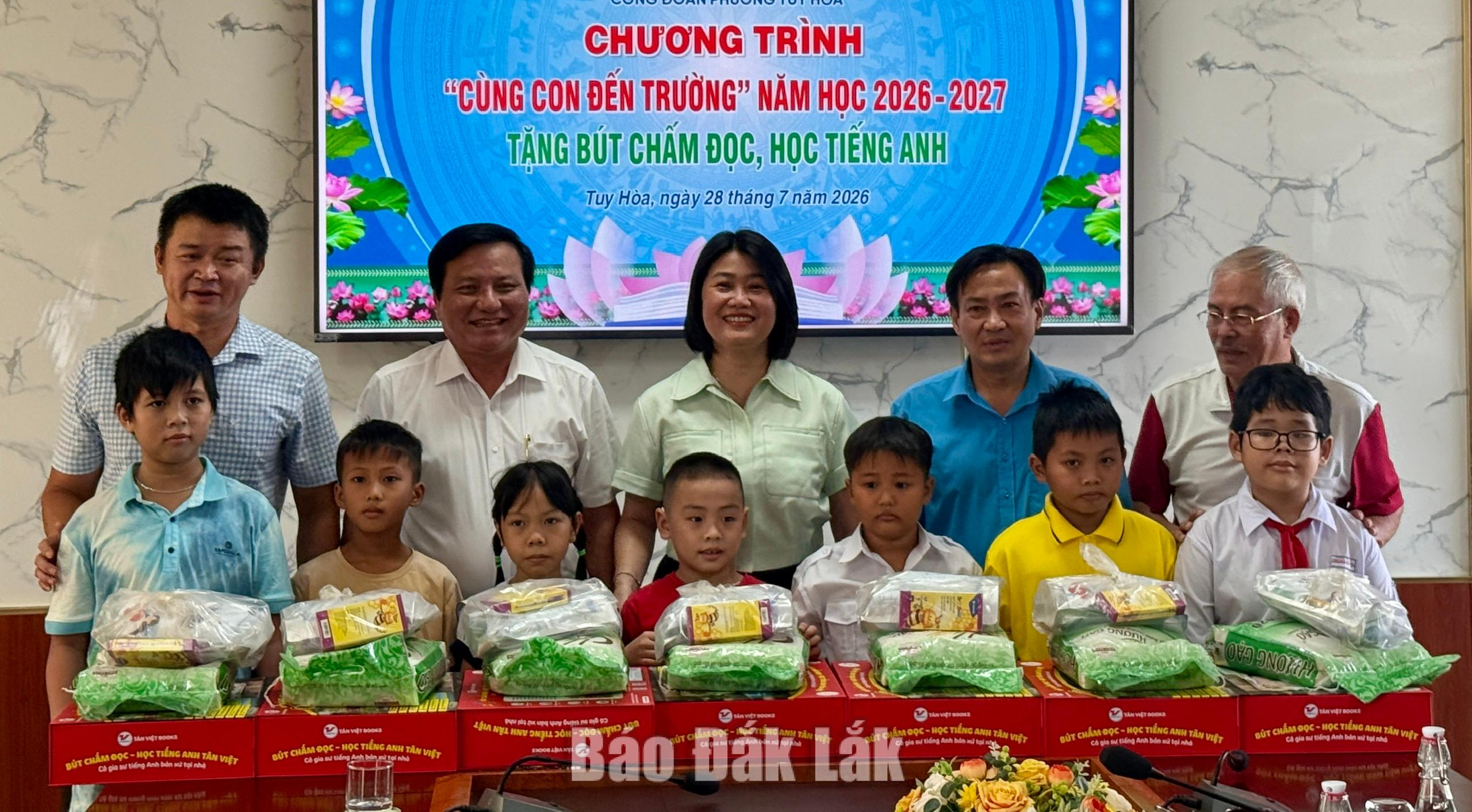 Lãnh đạo LĐLĐ và Công đoàn phường Tuy Hòa trao các nhu yếu phầm và thuốc thiết yếu cho các em học sinh.