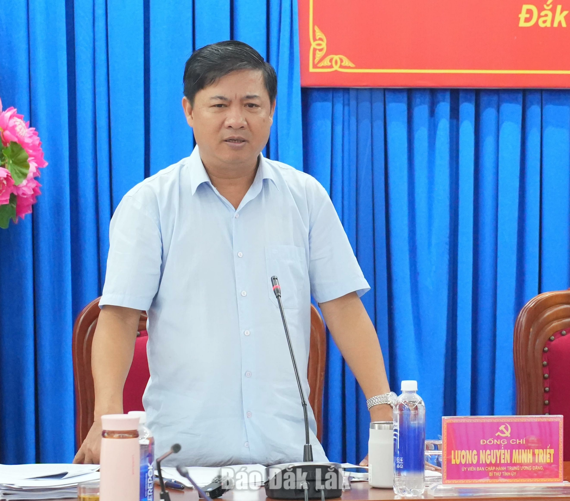 Bí thư Tỉnh ủy Lương Nguyễn Minh Triết phát biểu chỉ đạo tại cuộc họp.