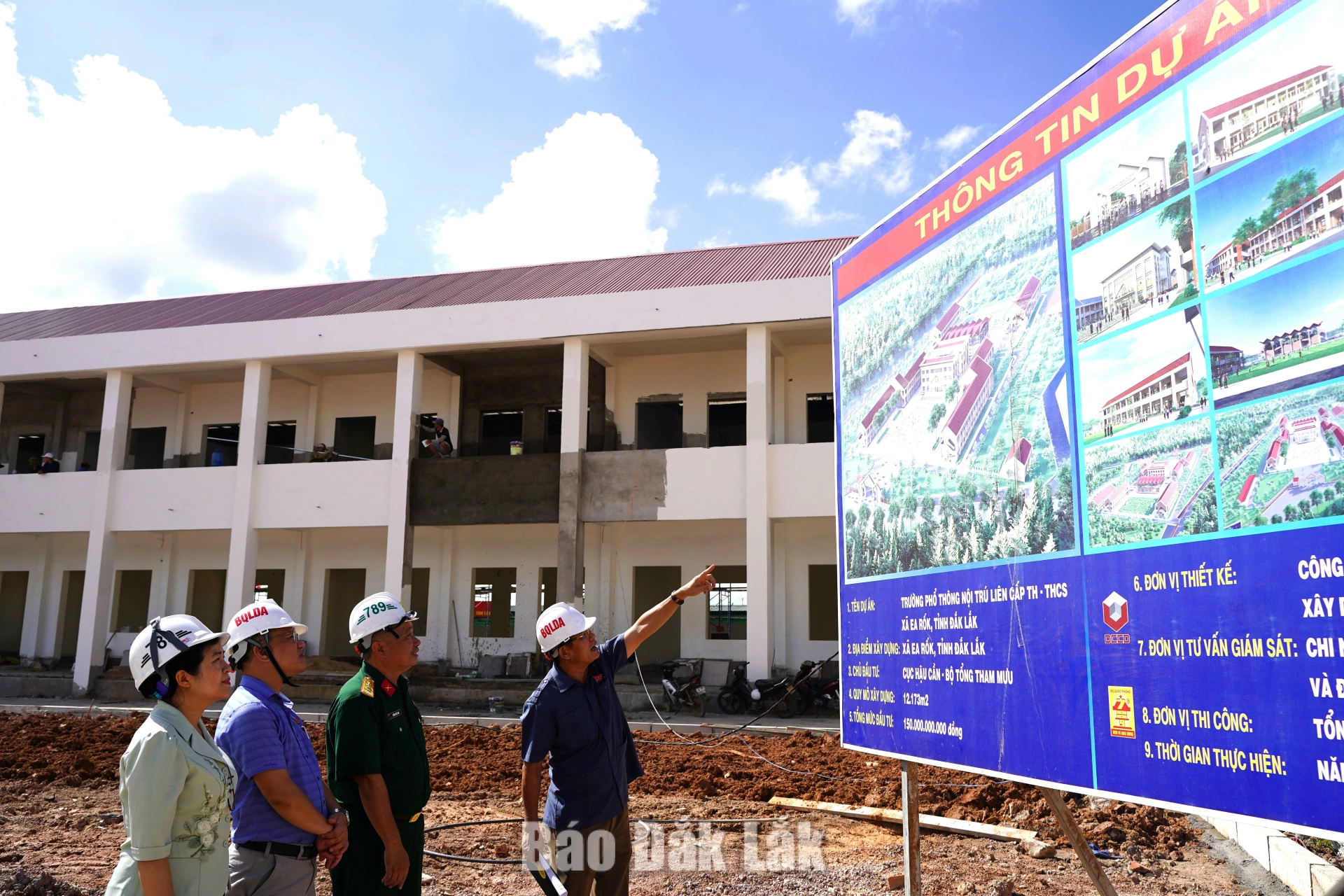 Đoàn công tác khảo sát thực tế tại Trường Phổ thông nội trú Tiểu học và THCS Ea Rốk.