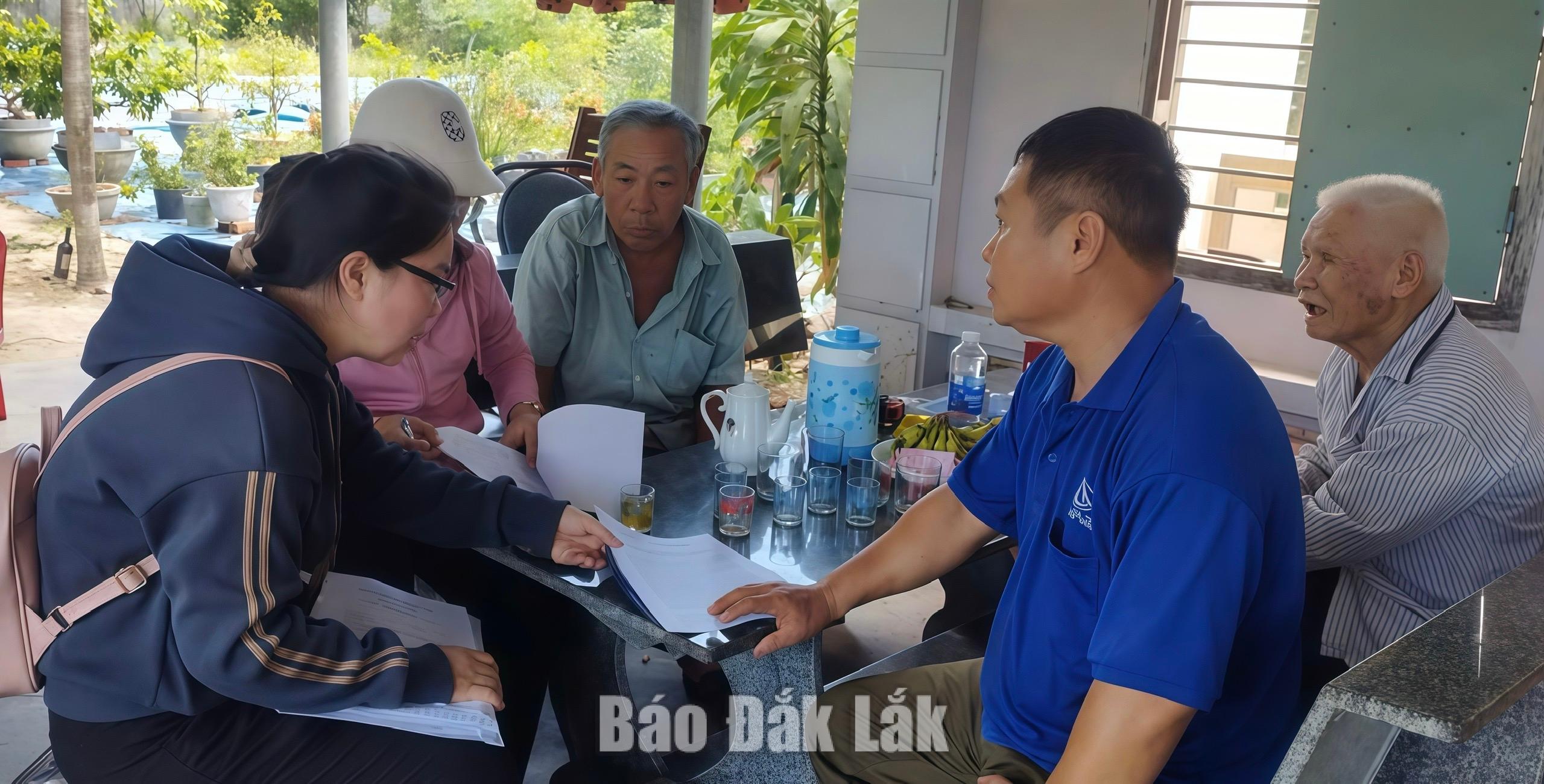 Xã Hòa Xuân: Tiếp tục đẩy mạnh tuyên truyền thực hiện công tác giải phóng mặt bằng 1 Tổ tuyên truyền trực tiếp đến hộ gia đình để vận động các nội dung liên quan đến chiến dịch 60 ngày đêm cao điểm giải phóng mặt bằng.