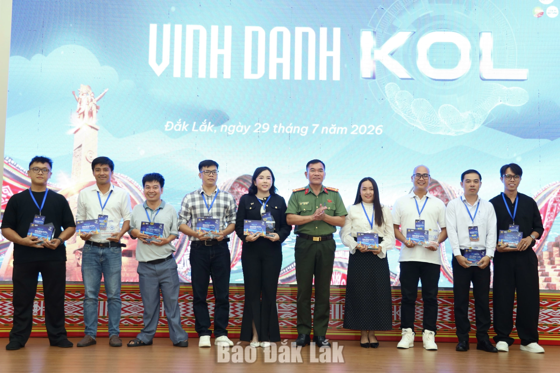 Công an tỉnh Đắk Lắk gặp mặt người có ảnh hưởng trên không gian mạng 5 Các KOL tiêu biểu được tặng kỷ niệm chương của Công an tỉnh.