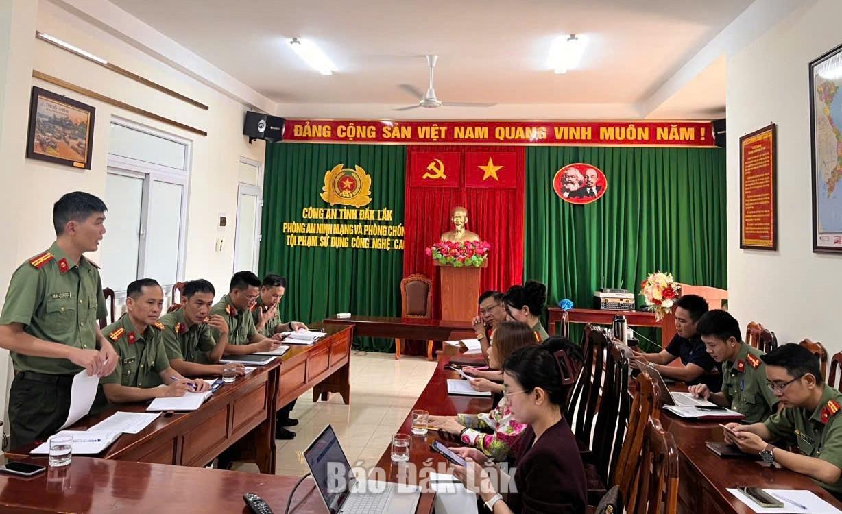 Cán bộ Phòng An ninh mạng và phòng chống tội phạm sử dụng công nghệ cao Công an tỉnh Đắk Lắk