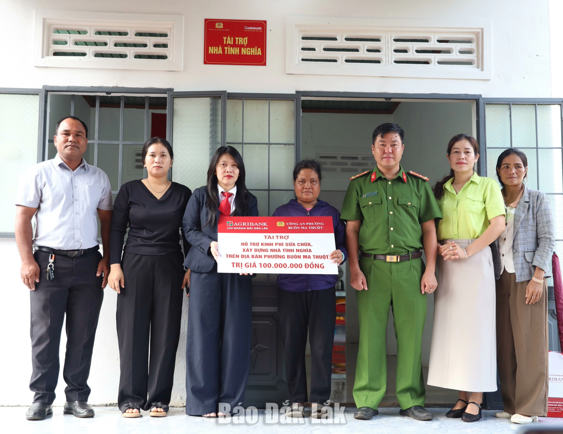 Các đại biểu trao bảng tượng trưng tặng nhà cho gia đình bà H Buih EEnuool.