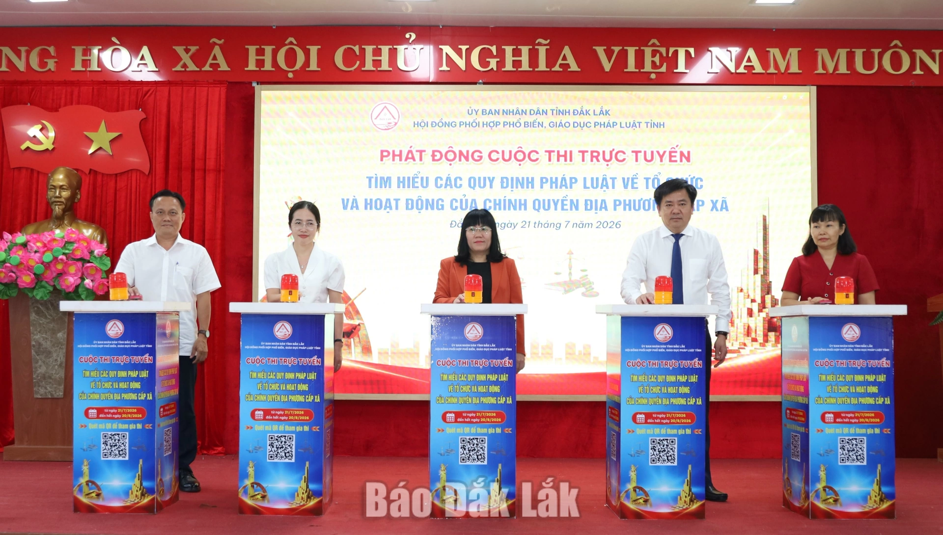 Phát động Cuộc thi trực tuyến tìm hiểu pháp luật về chính quyền cấp xã 3 các đại biểu đã thực hiện nghi thức nhấn nút phát động cuộc thi.