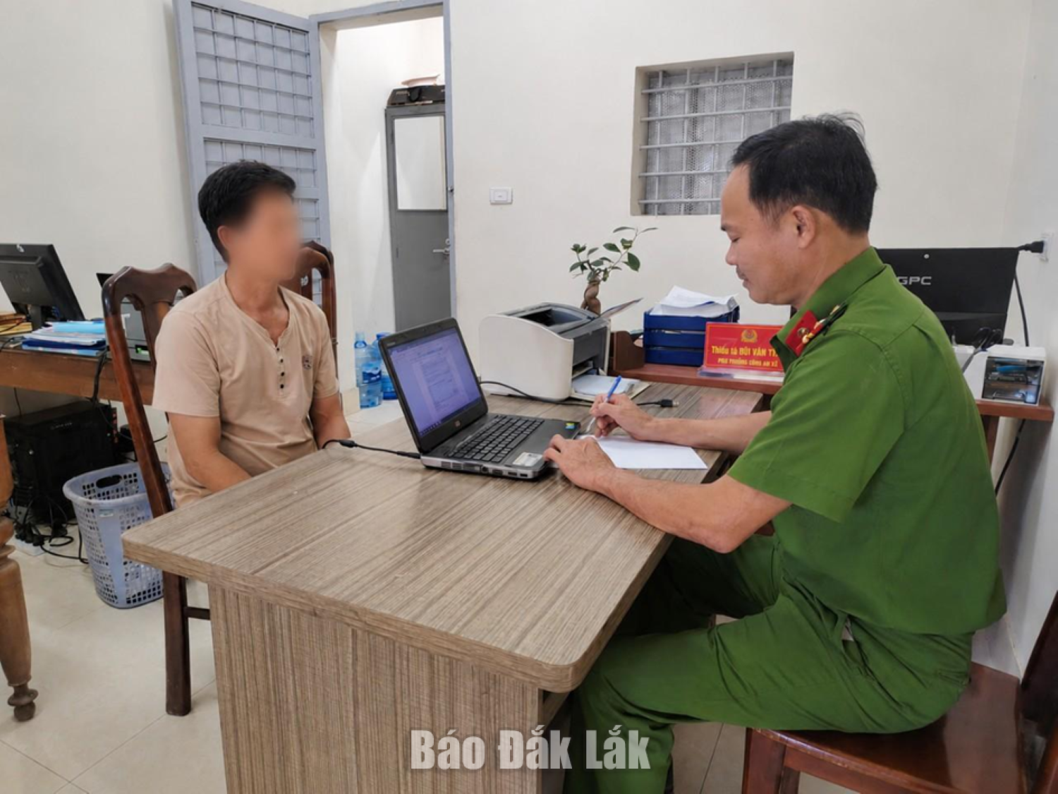 Tài xế chở gỗ làm việc tại cơ quan Công an.