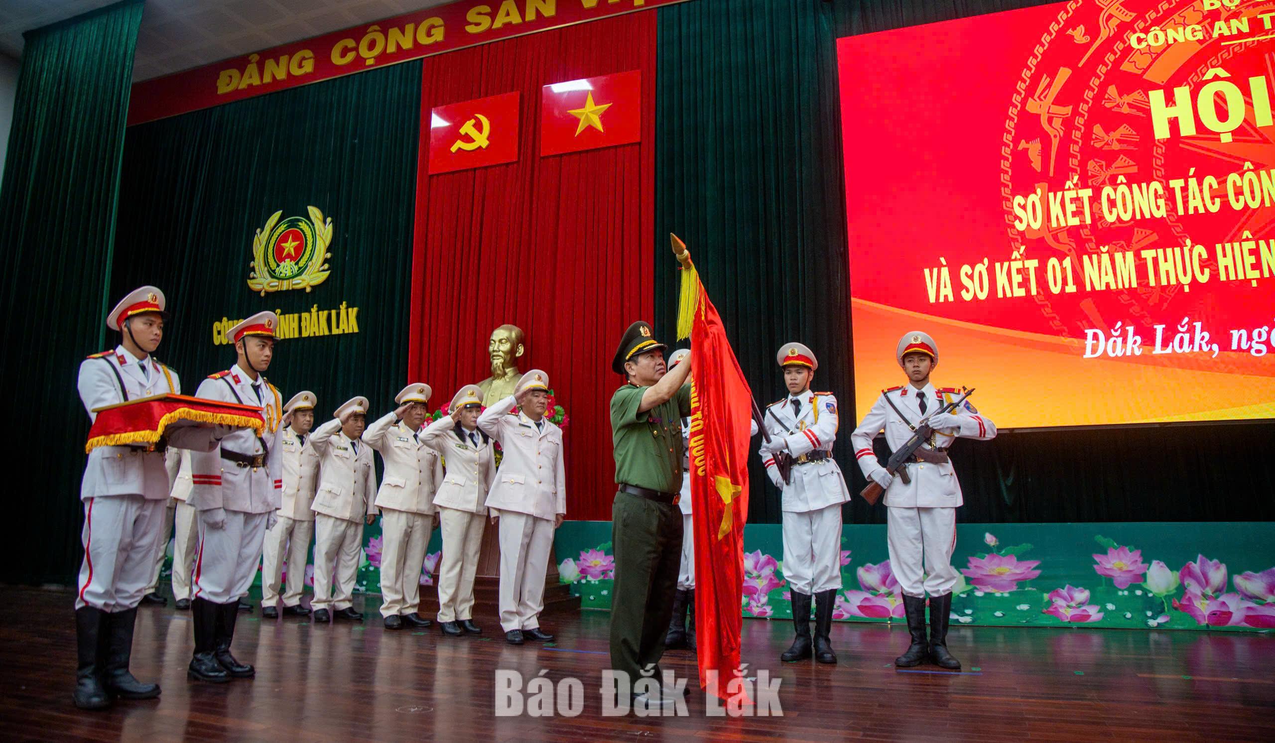Công an Đắk Lắk: Triển khai đồng bộ các giải pháp bảo đảm an ninh, trật tự, phục vụ hiệu quả nhiệm vụ phát triển kinh tế - xã hội 3 Đồng chí Thiếu tướng Phan Thanh Tám – Ủy viên Ban Thường vụ Tỉnh ủy, Bí thư Đảng ủy, Giám đốc Công an tỉnh trao Huân chương Bảo vệ Tổ quốc hạng Nhất cho Phòng Tham mưu và hạng Ba cho Phòng Tổ chức cán bộ
