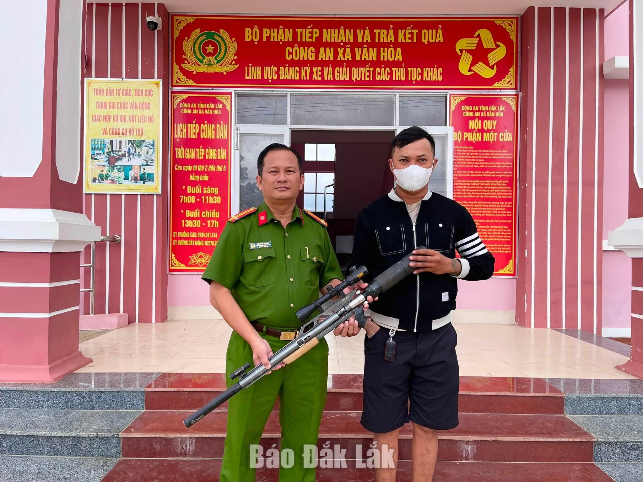 Vân Hòa: Hai công dân giao nộp súng hơi nhặt trong rừng keo 1 Người dân tự nguyện giao nộp vũ khí nhặt được cho Công an xã.