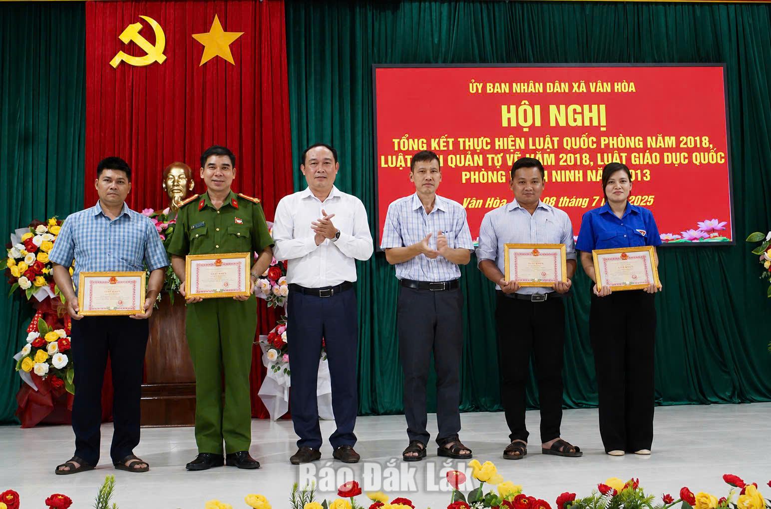 Vân Hòa tổng kết thực hiện các luật về quốc phòng 1 Chủ tịch UBND xã Vân Hòa Nguyễn Minh Hoài khen thưởng các cá nhân có thành tích xuất sắc.