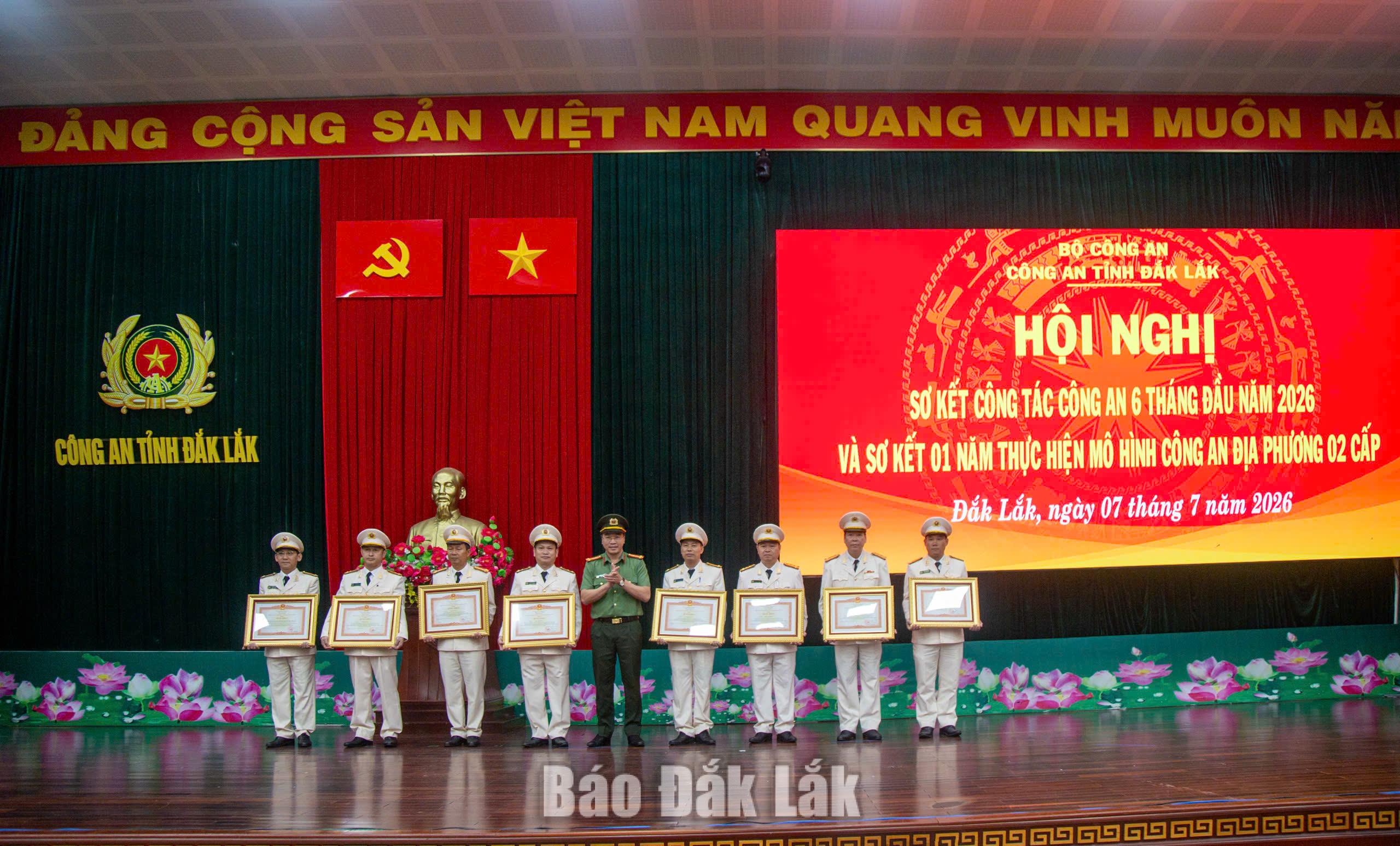 Công an Đắk Lắk: Triển khai đồng bộ các giải pháp bảo đảm an ninh, trật tự, phục vụ hiệu quả nhiệm vụ phát triển kinh tế - xã hội 4 Khan thưởng cá tập thể, cá nhân có thành tích xuất sắc.