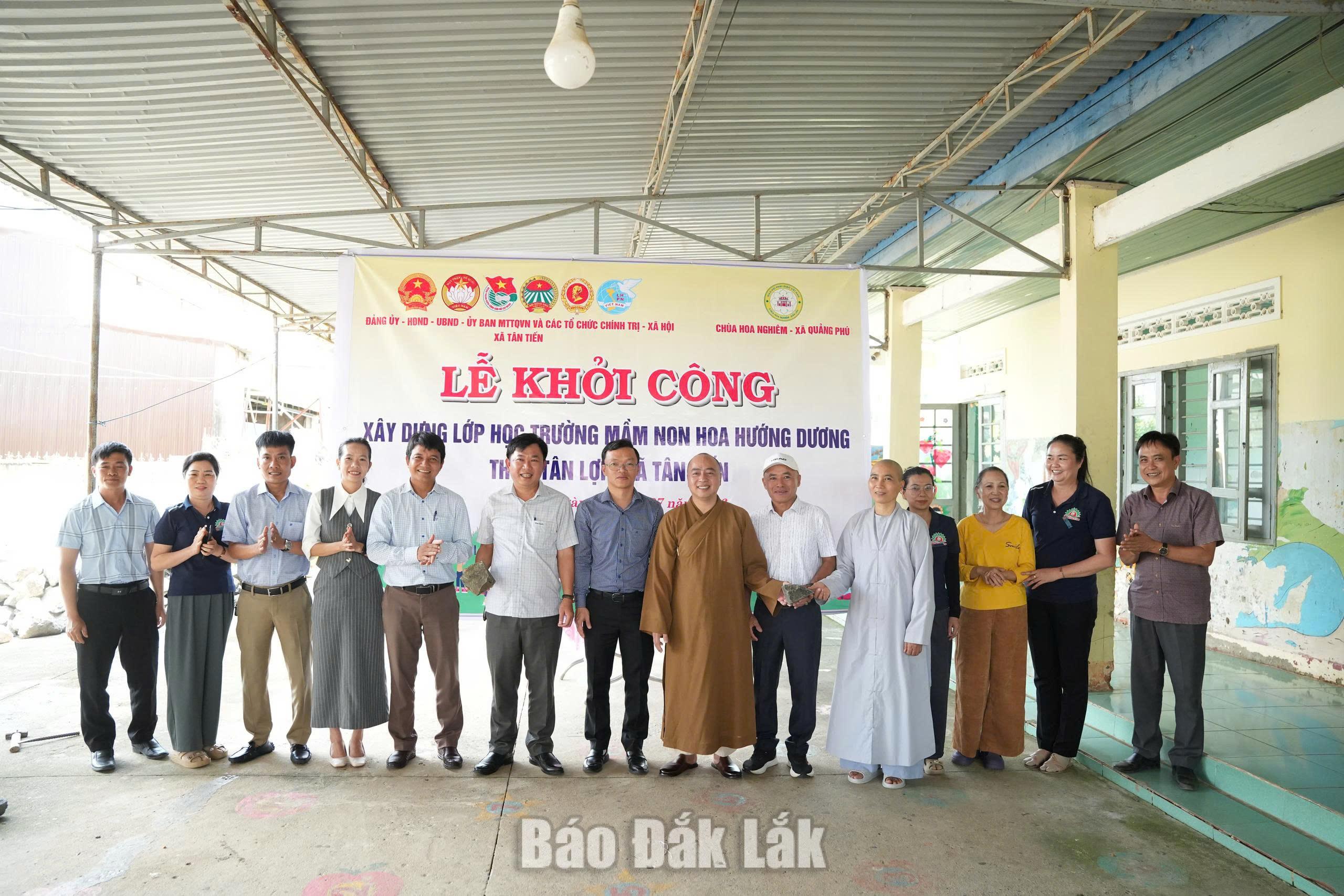 Xây lớp học mới tại Trường Mầm non Hoa Hướng Dương 1 Các đại biểu tham dự Lễ khởi công.