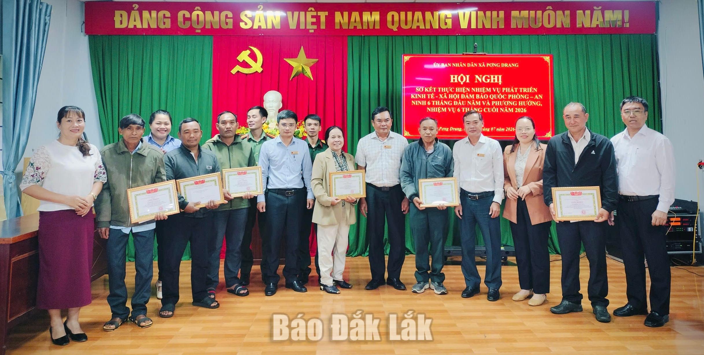 Lãnh đạo UBND xã Pơng Drang tặng giấy khen cho các tập thể, cá nhân, hộ gia đình.