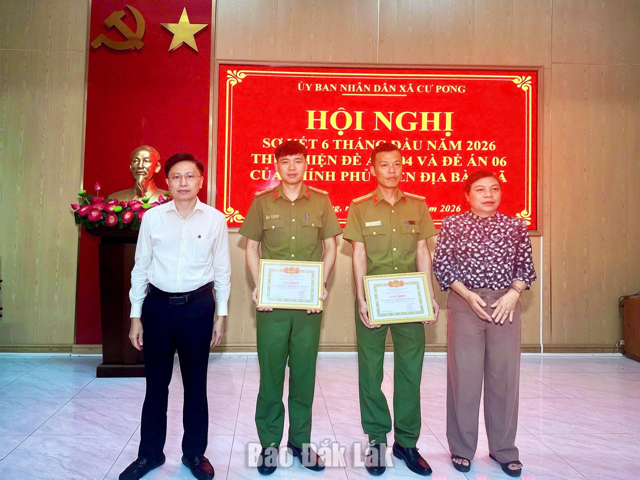 Lãnh đạo xã Cư Pơng khen thưởng các cá nhân 