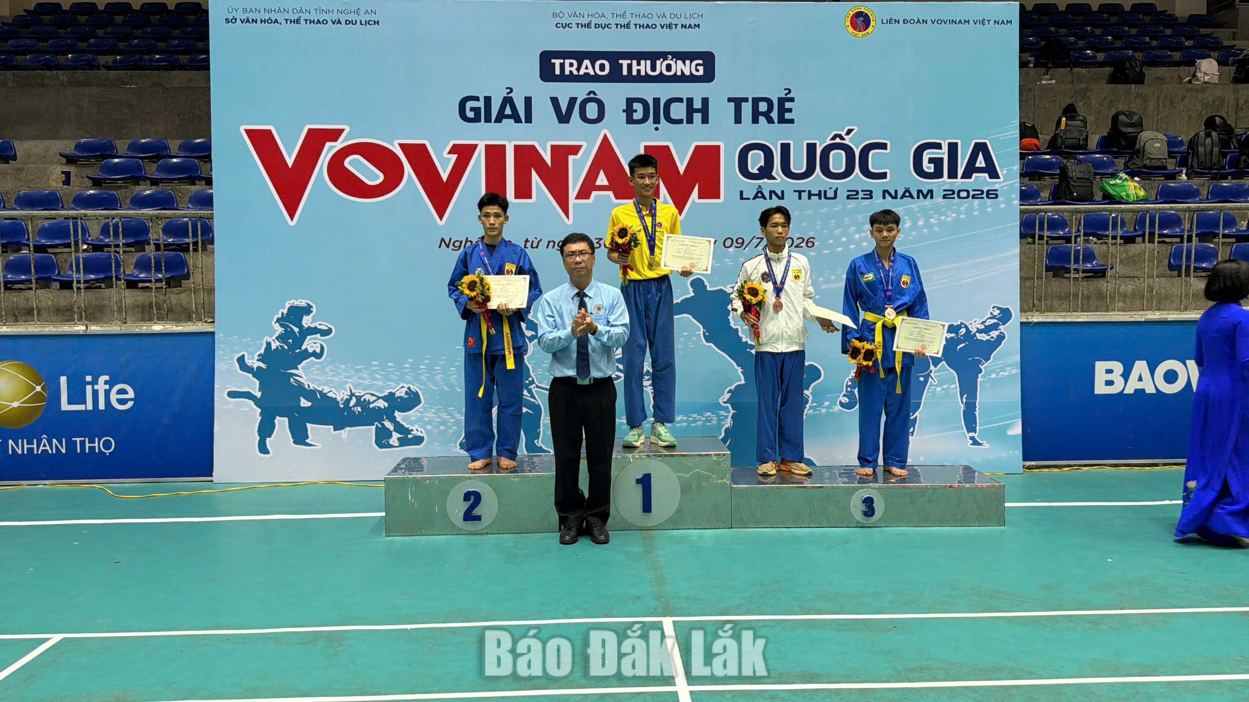 Vovinam Đắk Lắk đạt thành tích xuất sắc Giải vô địch trẻ Vovinam quốc gia năm 2026 1 Ban tổ chức trao HCV cho VĐV Tô Vũ Tuấn Khanh, xuất sắc giành HCV hạng cân 45kg, lứa tuổi 16-18