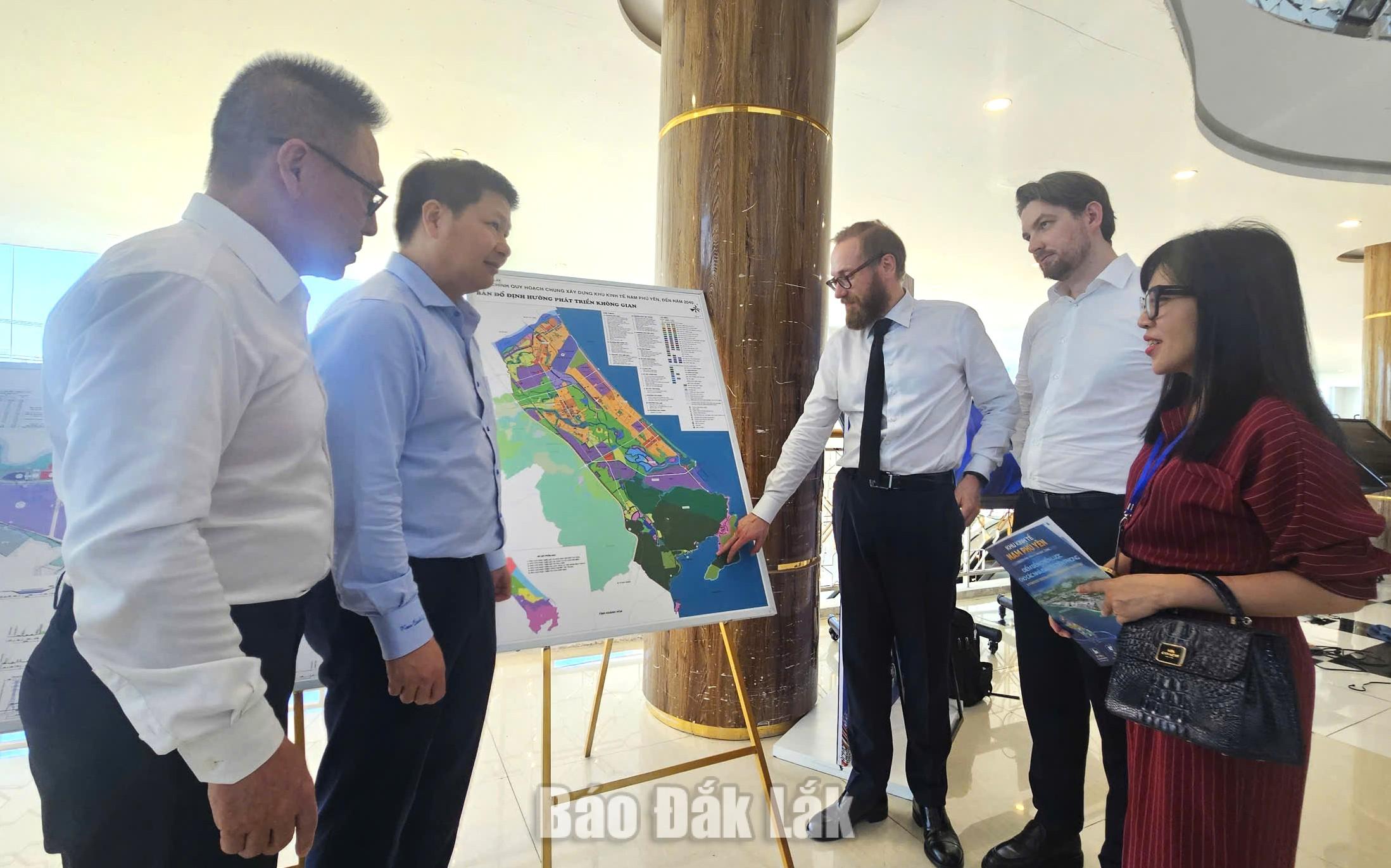 Giám đốc Sở Tài chính Cao Đình Huy trao đổi cùng các nhà đầu tư tại Hội nghị Công bố quy hoạch và Xúc tiến đầu tư năm 2026.