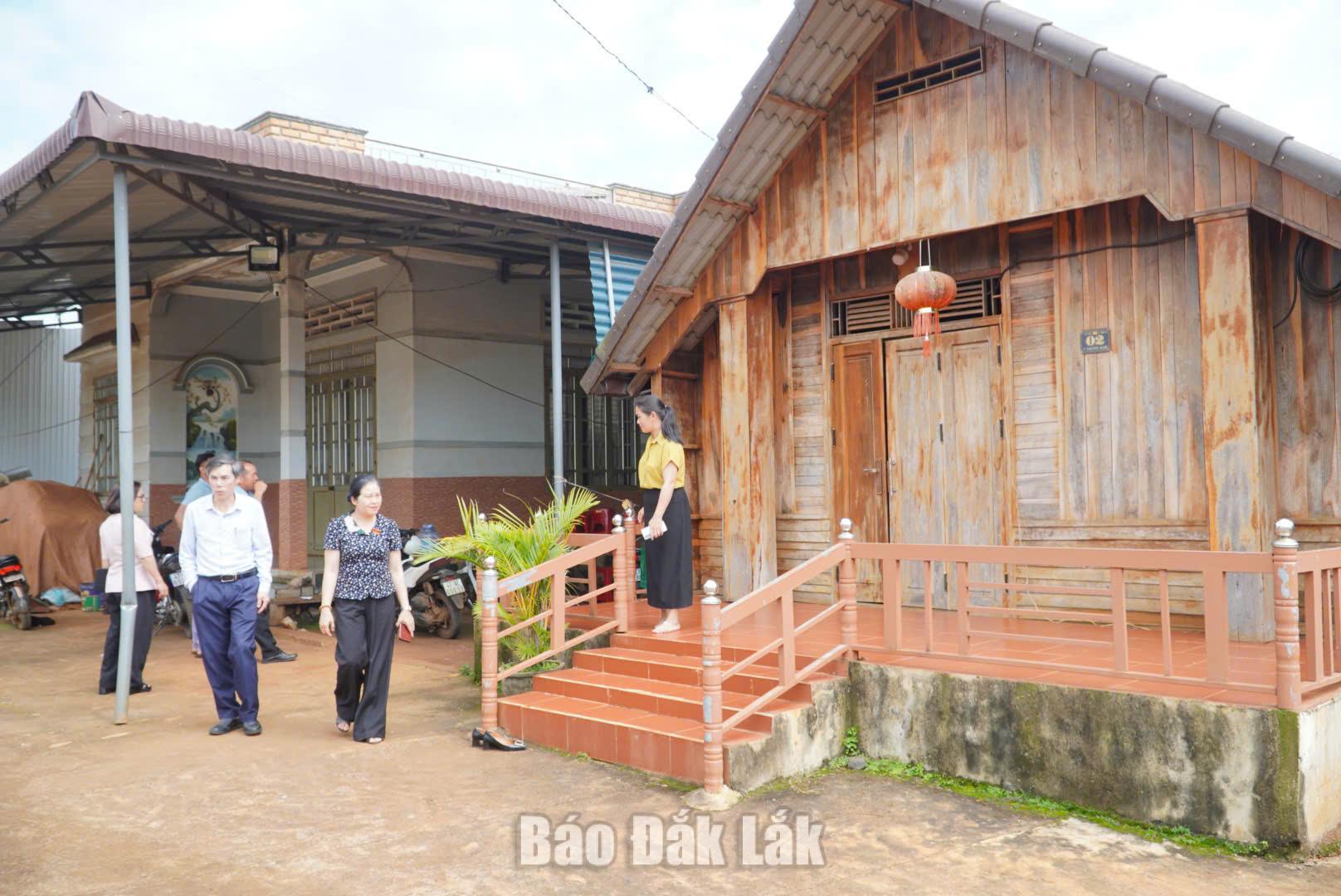 Khảo sát tình hình phát triển du lịch cộng đồng tại phường Buôn Hồ 2 Đoàn khảo sát kiểm tra cơ sở vật chất cơ sở lưu trú.