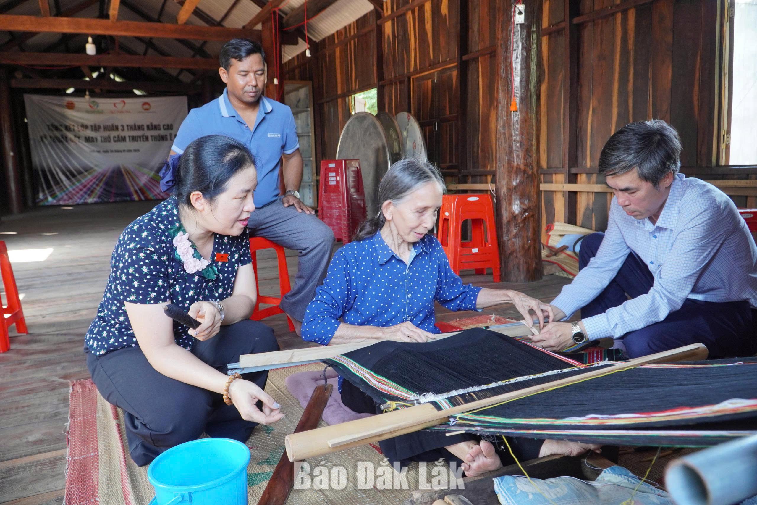 Đánh giá hiệu quả chính sách hỗ trợ du lịch cộng đồng tại buôn Tuôr 2 Đoàn khảo sát Ban Dân tộc HĐND tỉnh trao đổi với người dân về việc bảo tồn, phát huy nghề dệt thổ cẩm.