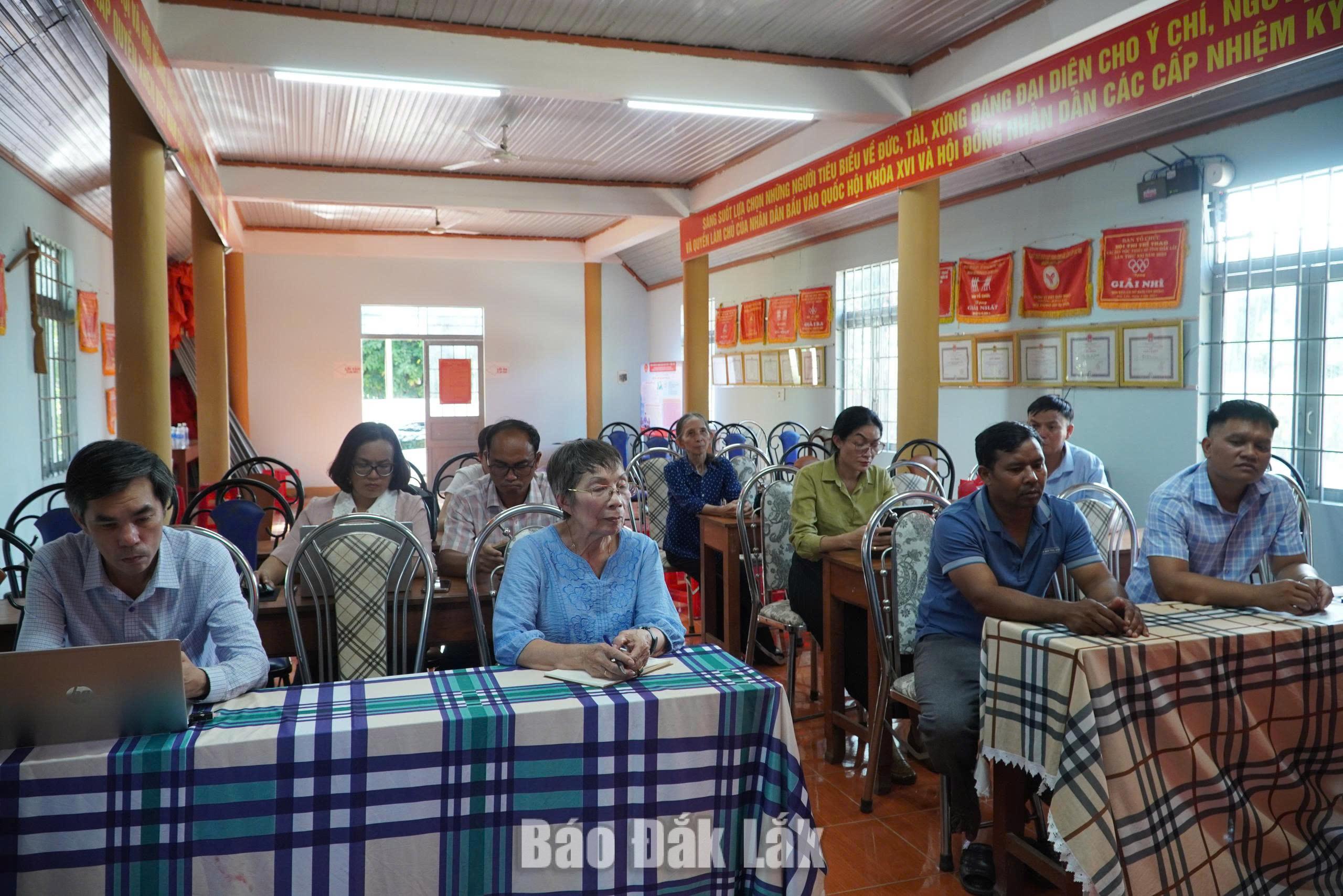Đánh giá hiệu quả chính sách hỗ trợ du lịch cộng đồng tại buôn Tuôr 3 Đoàn khảo sát làm việc với UBND xã Hòa Phú.