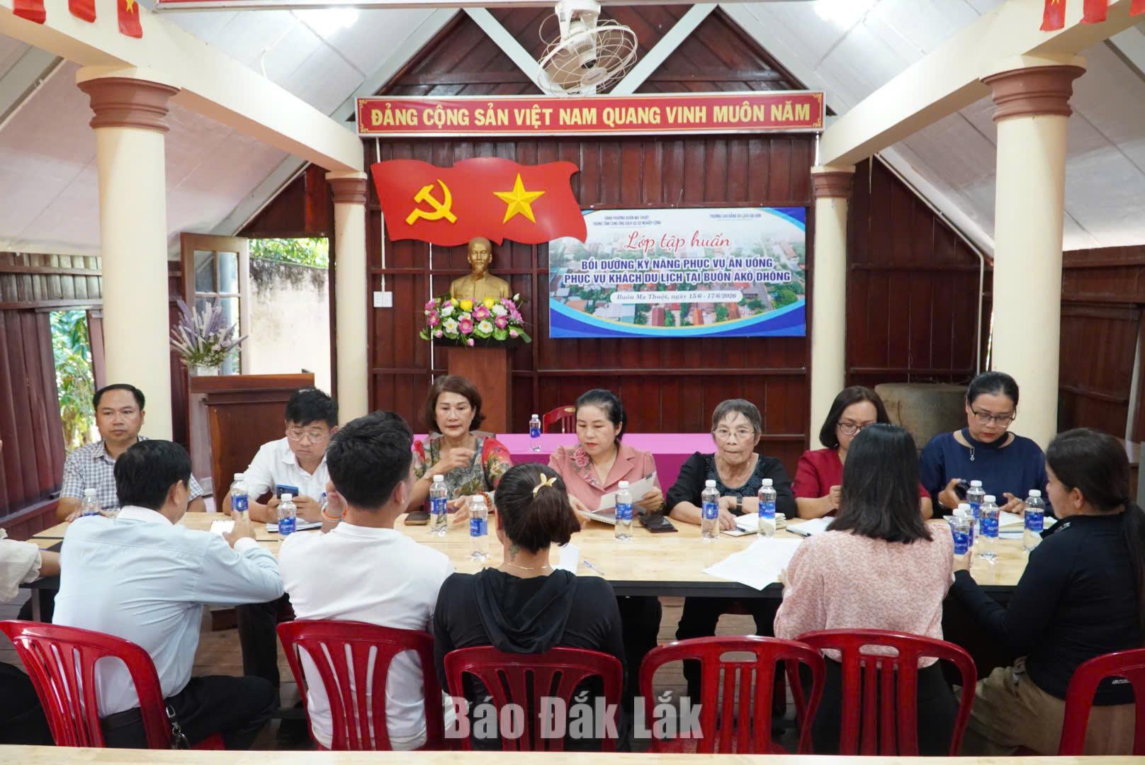 Đề xuất giải pháp phát triển du lịch cộng đồng buôn Akŏ Dhông 2 Đoàn khảo sát làm việc với cán bộ phường Buôn Ma Thuột