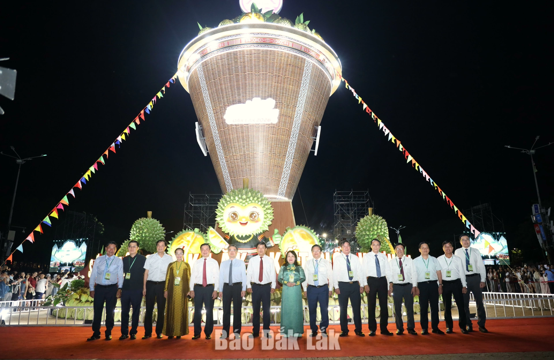 Khai mạc Lễ hội Sầu riêng Đắk Lắk 2026: Từ đại ngàn đến thế giới 7 Lãnh đạo trung ương và tỉnh Đắk Lắk chụp hình lưu niệm bên mô hình Chiếc gùi sầu riêng lớn nhất Việt Nam