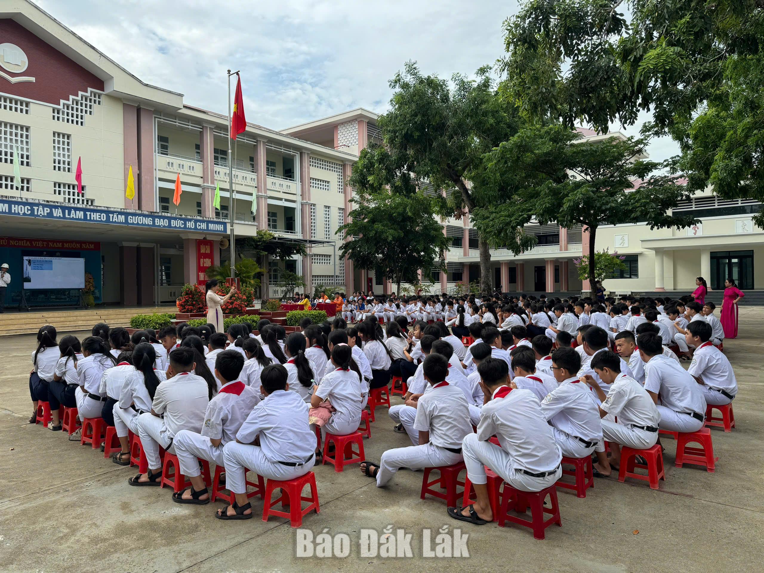 Trường Tiểu học và THCS Nguyễn Hữu Thọ được thành lập trên cơ sở sáp nhập Trường Tiểu học Nguyễn Chí Thanh và Trường THCS Trần Cao Vân. Trong ảnh: Học sinh tham gia hoạt động ngoại khóa tại trường