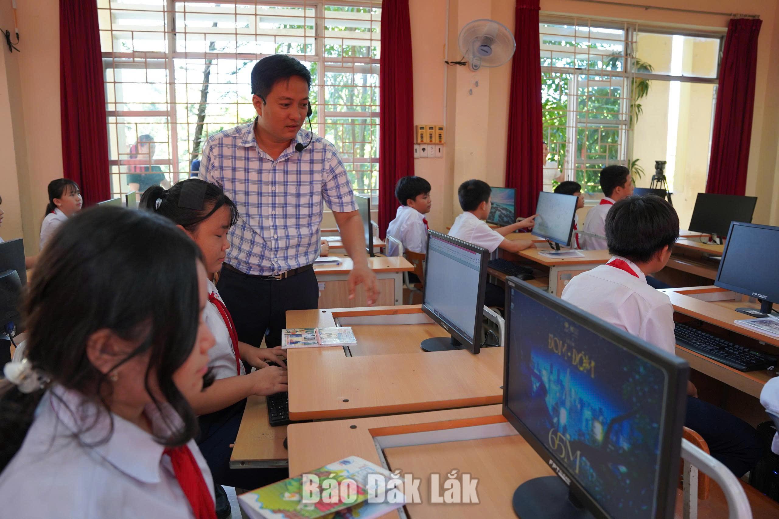 Tái cấu trúc mạng lưới trường học - Kỳ 1: Không thể giữ mãi cách tổ chức cũ 3 Việc tổ chức sắp xếp, sáp nhập các trường học sẽ phát huy tối đa cơ sở vât chất trường lớp học trong yêu cầu đổi mới giáo dục hiện nay. Trong ảnh: Học sinh Trường THCS Hùng Vương (phường Tuy Hòa) học tập trên máy tính.