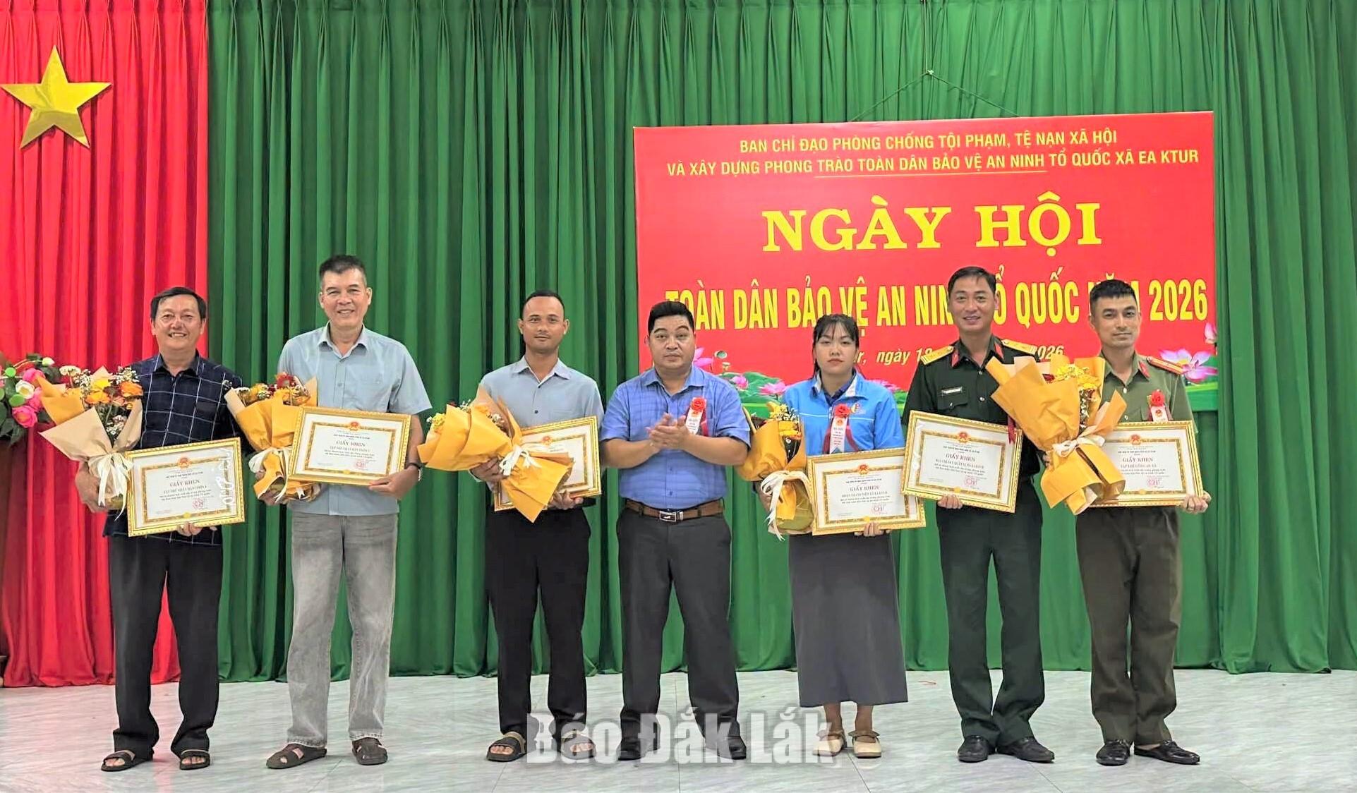 Xã Ea Ktur sinh hoạt chính trị kỷ niệm 81 năm Ngày truyền thống Công an nhân dân 2 Chủ tịch UBND xã Ea Ktur Y Ngơn Ni ê tặng Giấy khen cho các tập thể.