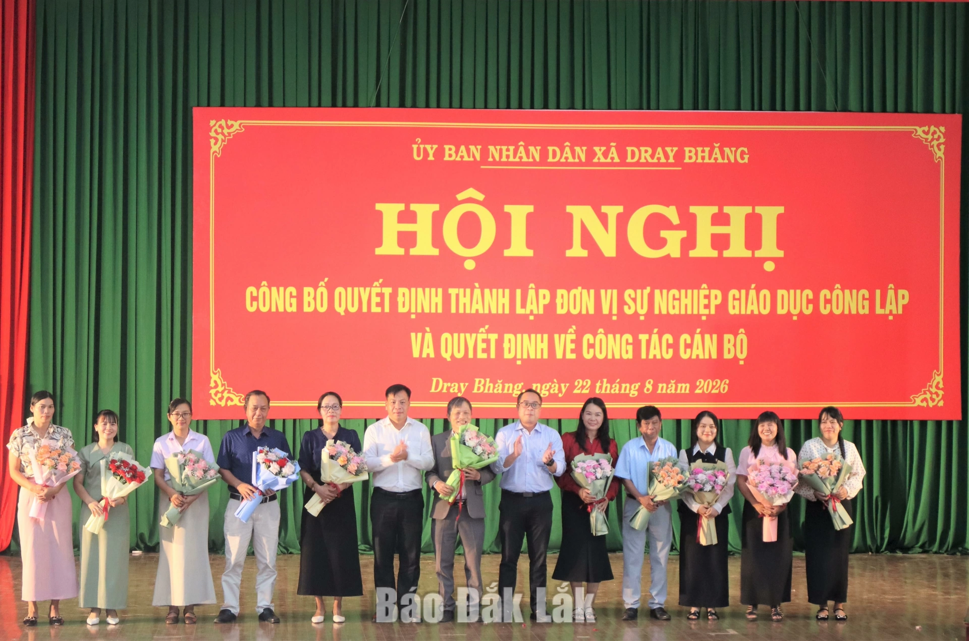 Sau sắp xếp, xã Dray Bhăng còn 8 cơ sở giáo dục công lập, giảm 50% đầu mối 5 Lãnh đạo xã Dray Bhăng tặng hoa tri ân các thầy, cô giáo thôi giữ chức vụ cán bộ quản lý sau sắp xếp các cơ sở giáo dục.