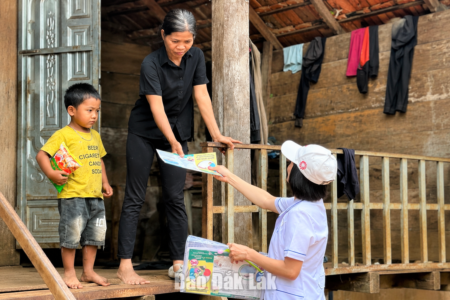 Truyền thông phòng chống sốt xuất huyết cho người dân xã Ea Ning.