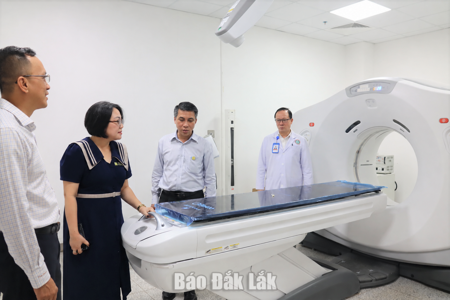 Hệ thống máy móc, trang thiết bị hiện đại tại Trung tâm Ung bướu, Bệnh viện Đa khoa vùng Tây Nguyên góp phần nâng cao chất lượng chẩn đoán, điều trị cho người bệnh.c
