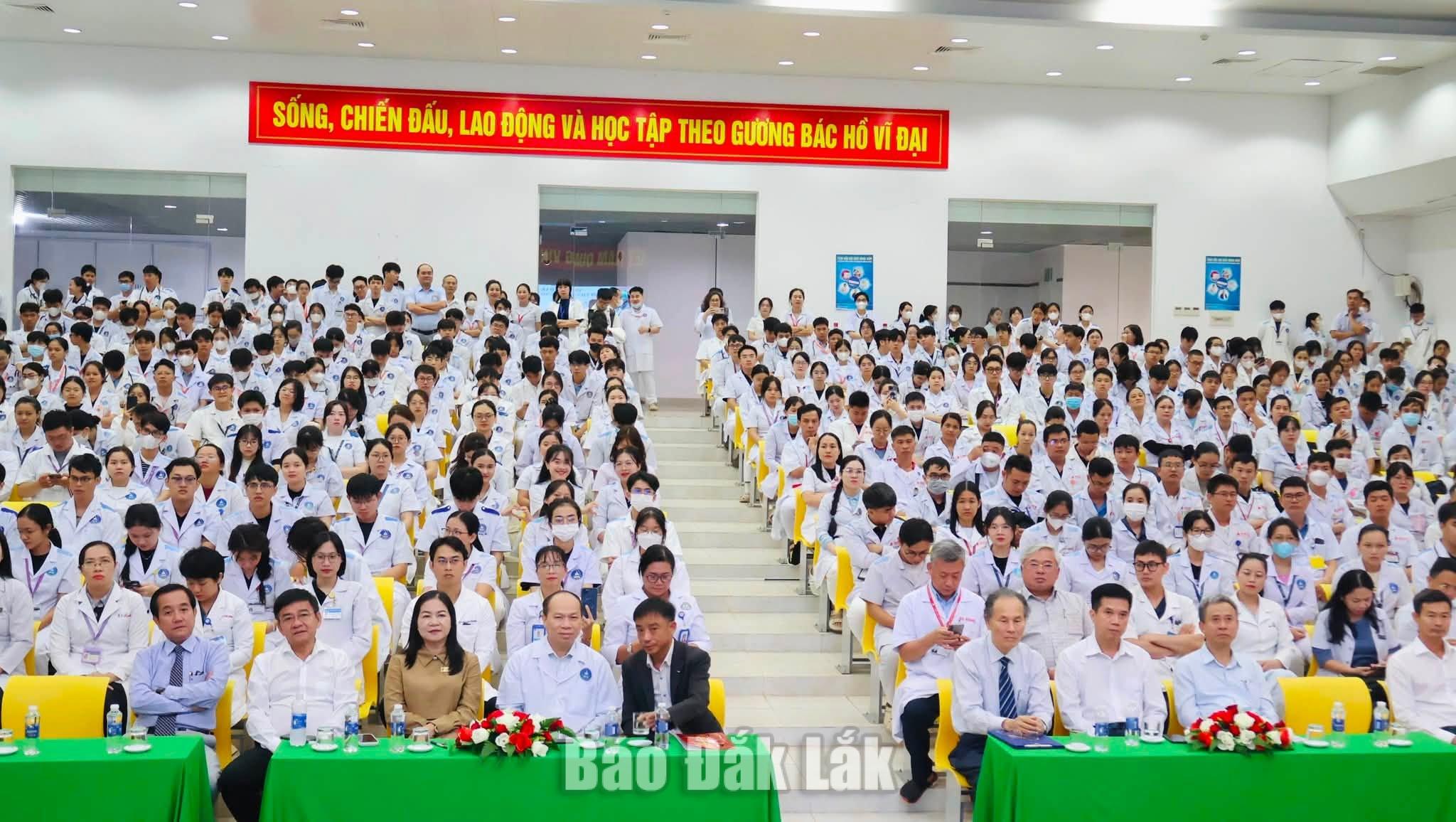 Hơn 2.000 sinh viên y khoa thực hành lâm sàng tại Bệnh viện Đa khoa vùng Tây Nguyên 1 Gần 2.000 sinh viên y khoa thực tập lâm sàng tại Bệnh viện Đa khoa vùng Tây Nguyên.