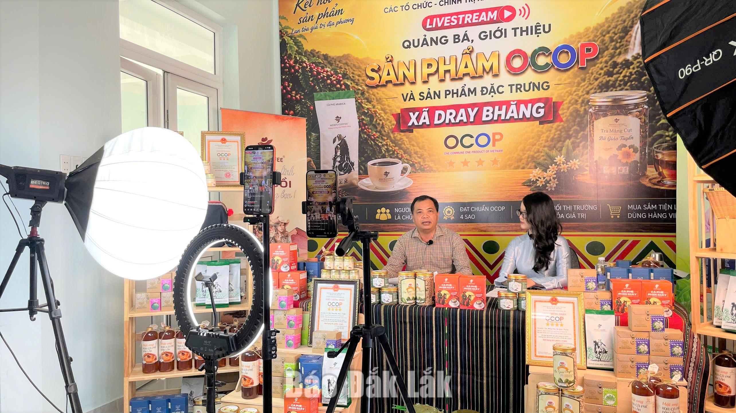 Bí thư Đảng ủy, Chủ tịch HĐND xã Dray Bhăng Nghiêm Văn Chuẩn trực tiếp giới thiệu, quảng bá sản phẩm đặc trưng của địa phương trên nền tảng số.