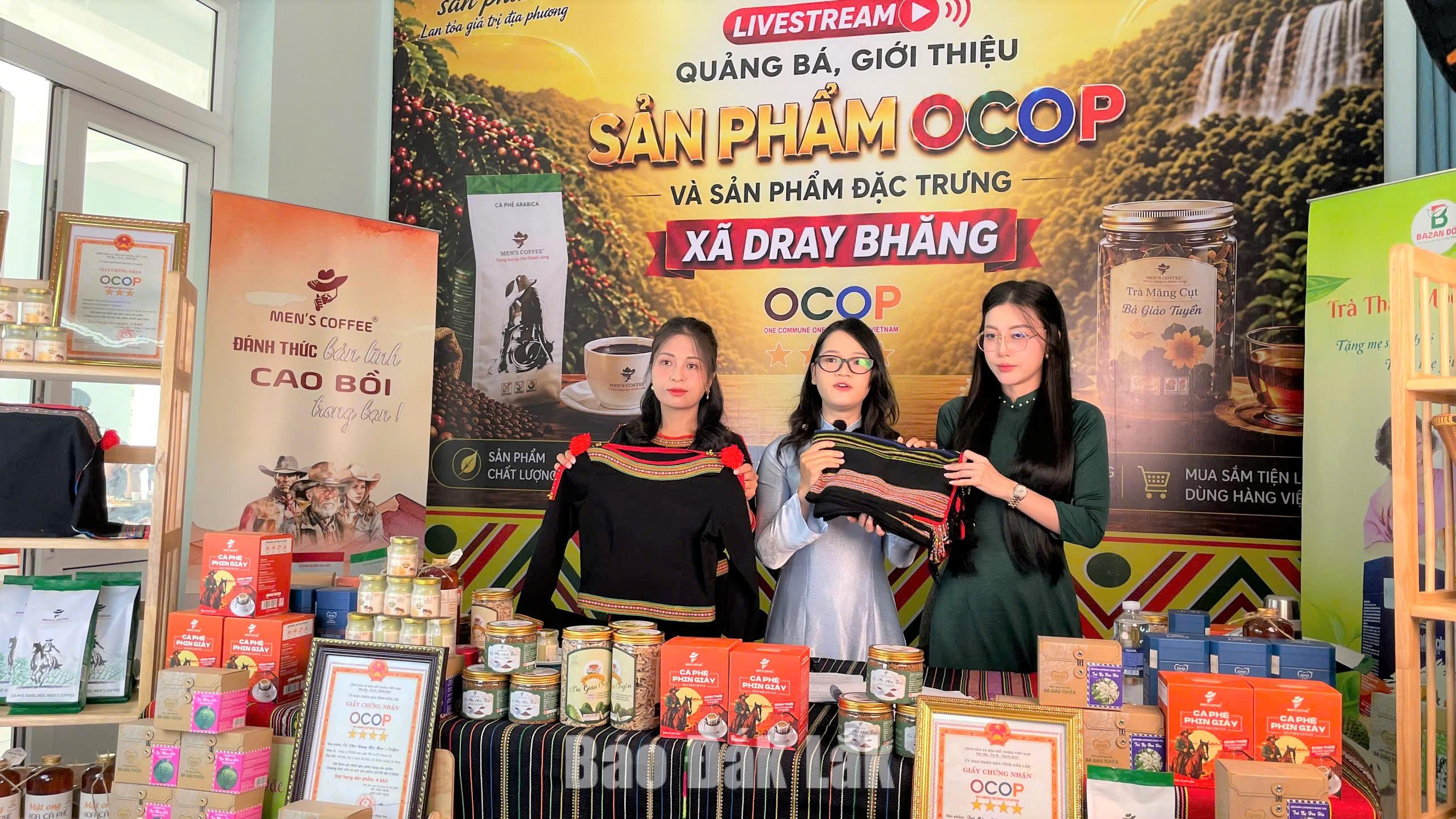 Các sản phẩm đặc trưng của Dray Bhăng được giới thiệu sinh động qua livestream, thu hút người xem theo dõi và tương tác.