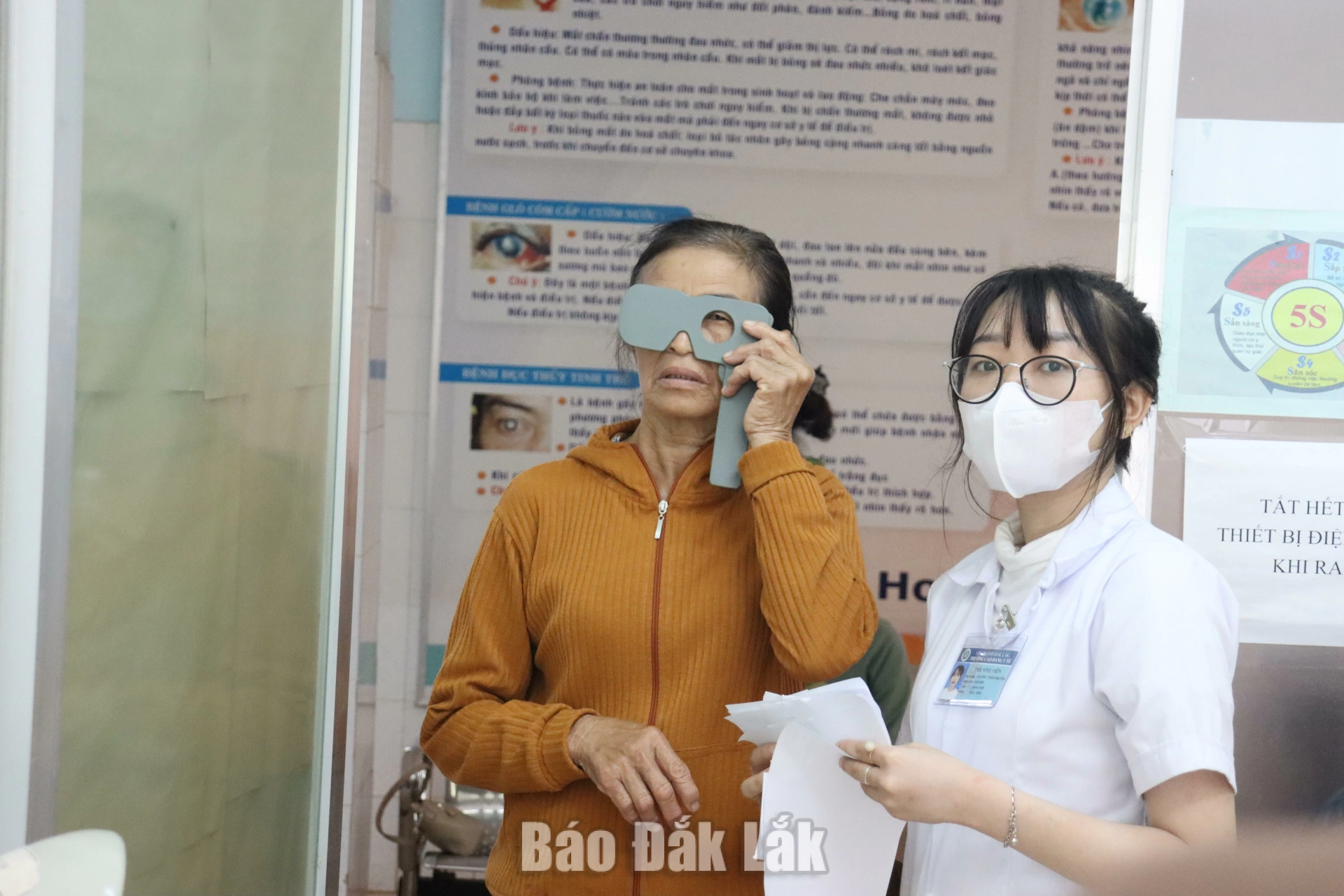 Người cao tuổi được khám, kiểm tra sức khỏe mắt tại Trung tâm Y tế Cư Kuin.