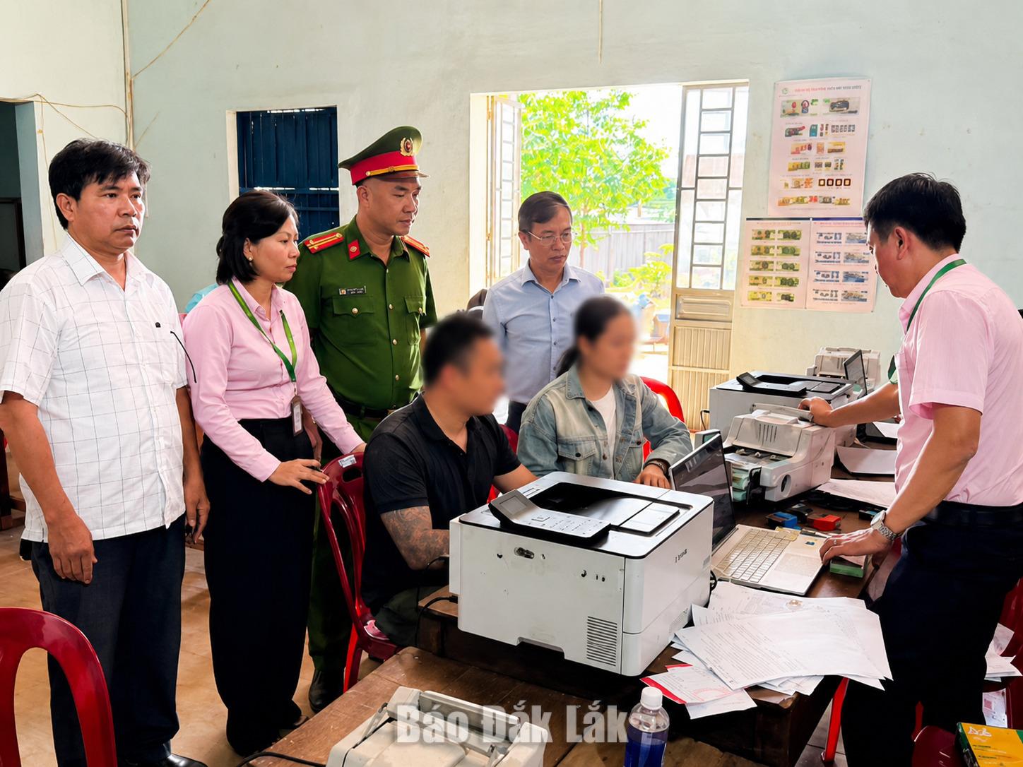 Khoản vay ưu đãi đầu tiên dành cho người sau cai nghiện ma túy được giải ngân tại xã Dray Bhăng, góp phần hỗ trợ người vay phát triển kinh tế và ổn định cuộc sống