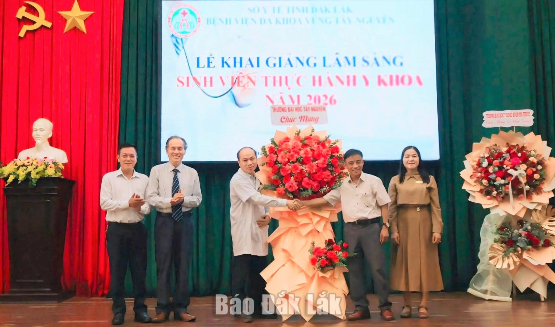 Hơn 2.000 sinh viên y khoa thực hành lâm sàng tại Bệnh viện Đa khoa vùng Tây Nguyên 2 Lãnh đạo Bệnh viện Đa khoa vùng Tây Nguyên nhận hoa chúc mừng từ đại diện các cơ sở đào tạo y khoa tại Lễ khai giảng lâm sàng năm 2026.