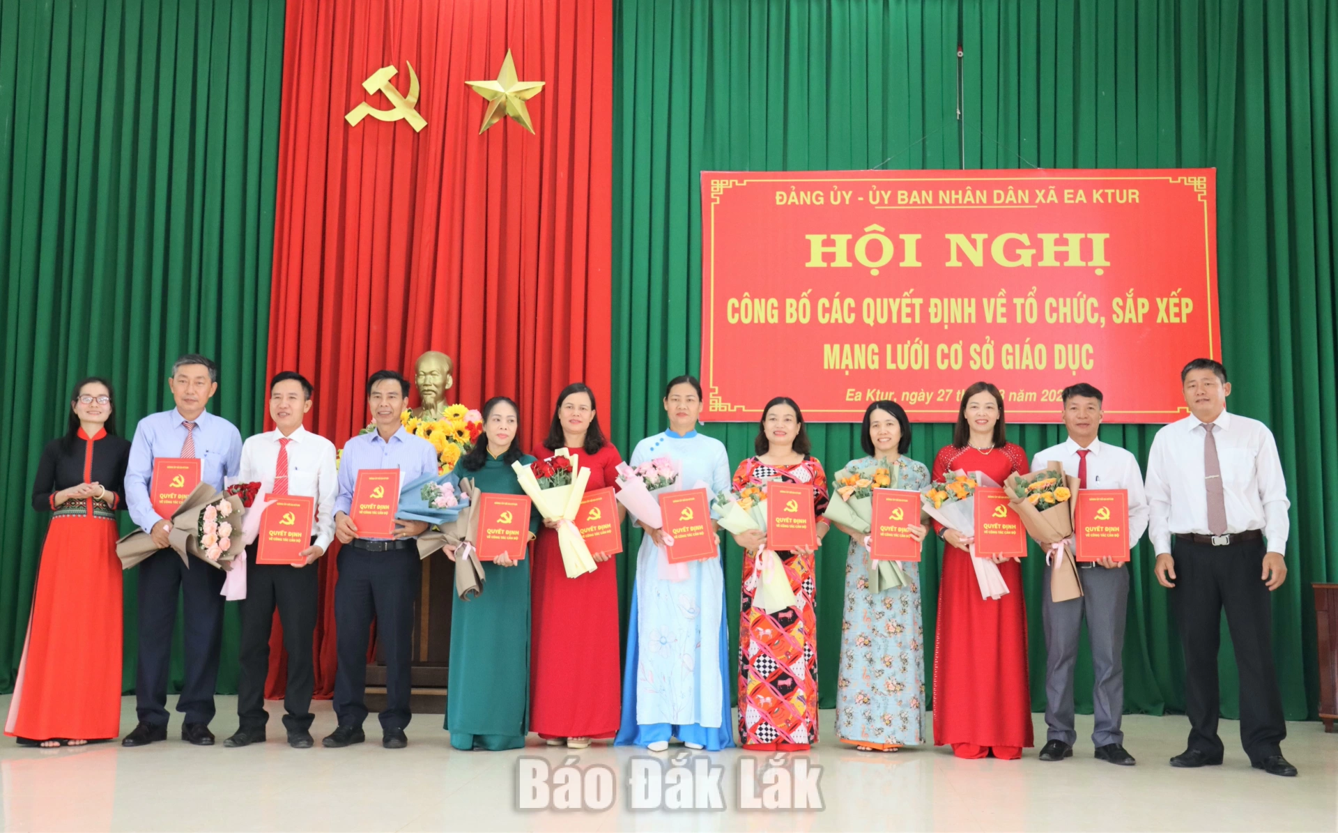 Lãnh đạo xã Ea Ktur trao quyết định thành lập các chi bộ trường học sau sắp xếp, sáp nhập và chỉ định cấp ủy, bí thư, phó bí thư chi bộ.