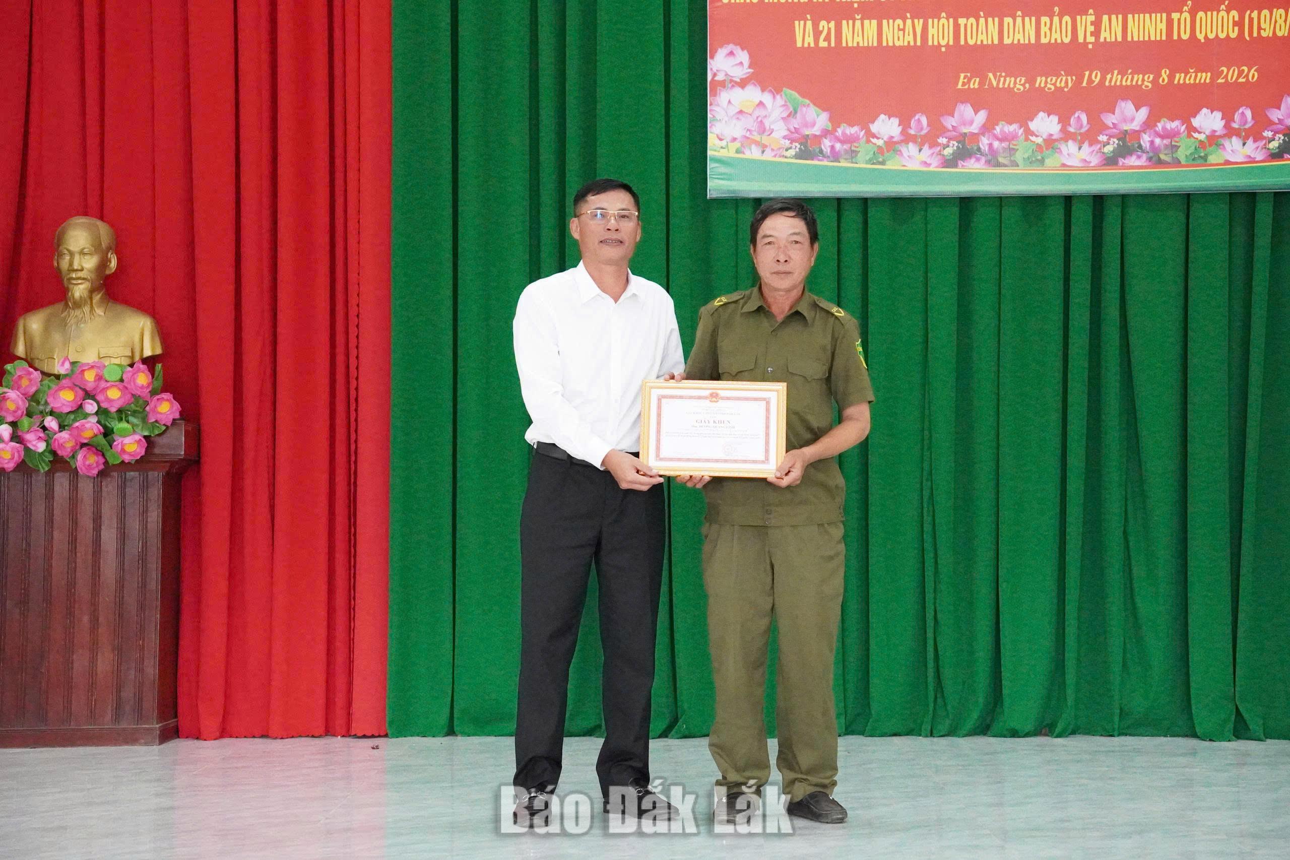 Bí thư Đảng ủy, Chủ tịch HĐND xã Trần Văn Quế tặng Bằng khen của